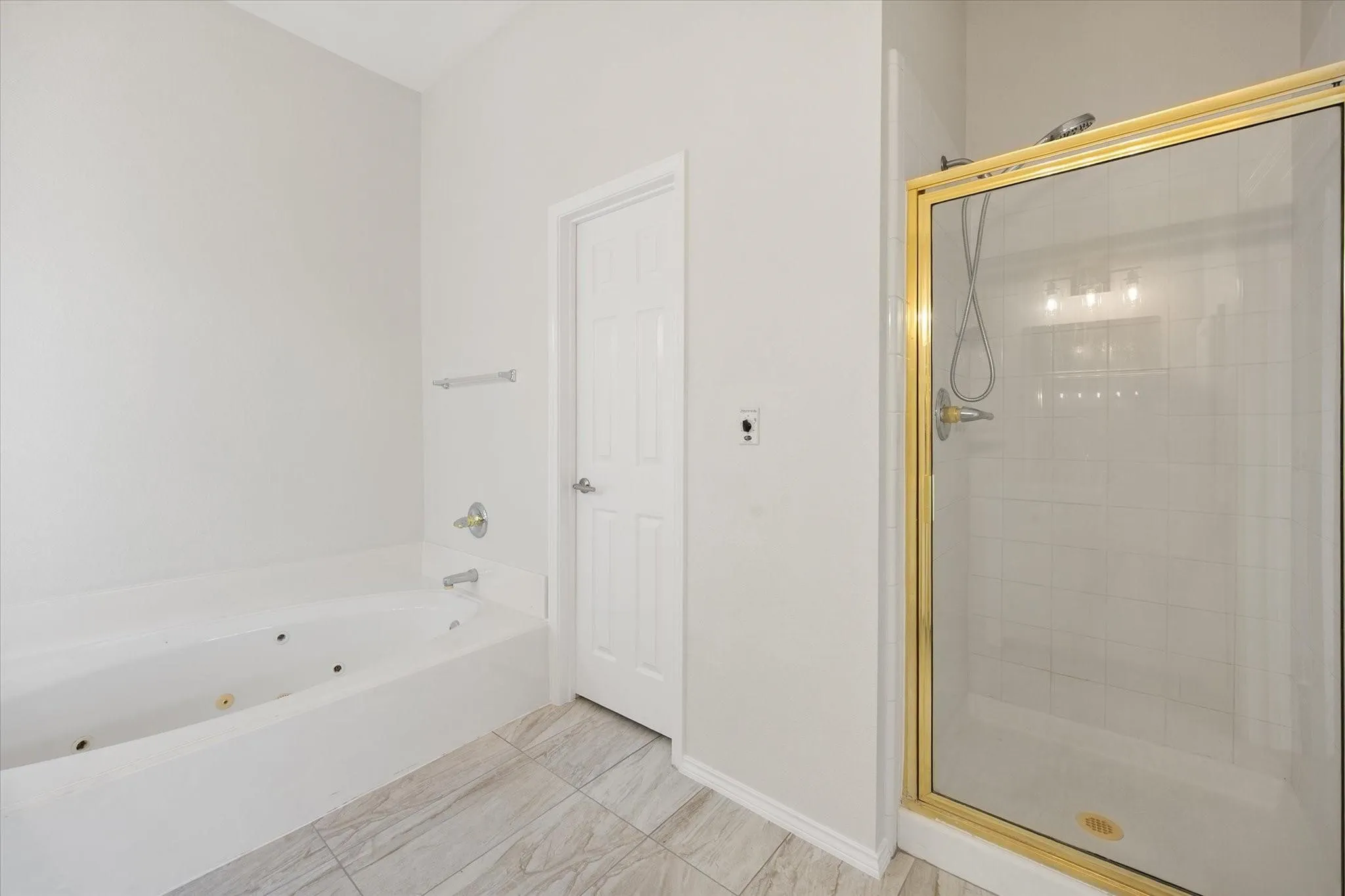 Single Family Residence For Sale in Tarrant County , 6604 High Brook Drive, Fort Worth, Texas 76132, 3 Bedroom, 2 Bathroom, 2 Garage spaces, 2,183 Sqft, built in 1997, mls#21386772, Real Estate Agent in Fort Worth, Homes For Sale in Tarrant county, Homes For Sale in Fort Worth, Realtor in Fort Worth Texas, Real Estate Brokerage Independent Realty Texas, Luminita Cordes Realtor