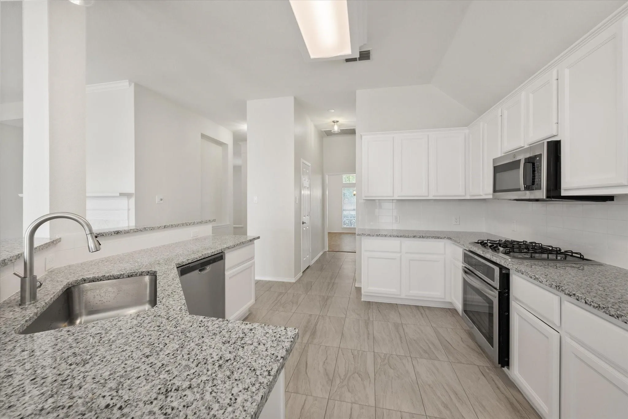 Single Family Residence For Sale in Tarrant County , 6604 High Brook Drive, Fort Worth, Texas 76132, 3 Bedroom, 2 Bathroom, 2 Garage spaces, 2,183 Sqft, built in 1997, mls#21386772, Real Estate Agent in Fort Worth, Homes For Sale in Tarrant county, Homes For Sale in Fort Worth, Realtor in Fort Worth Texas, Real Estate Brokerage Independent Realty Texas, Luminita Cordes Realtor