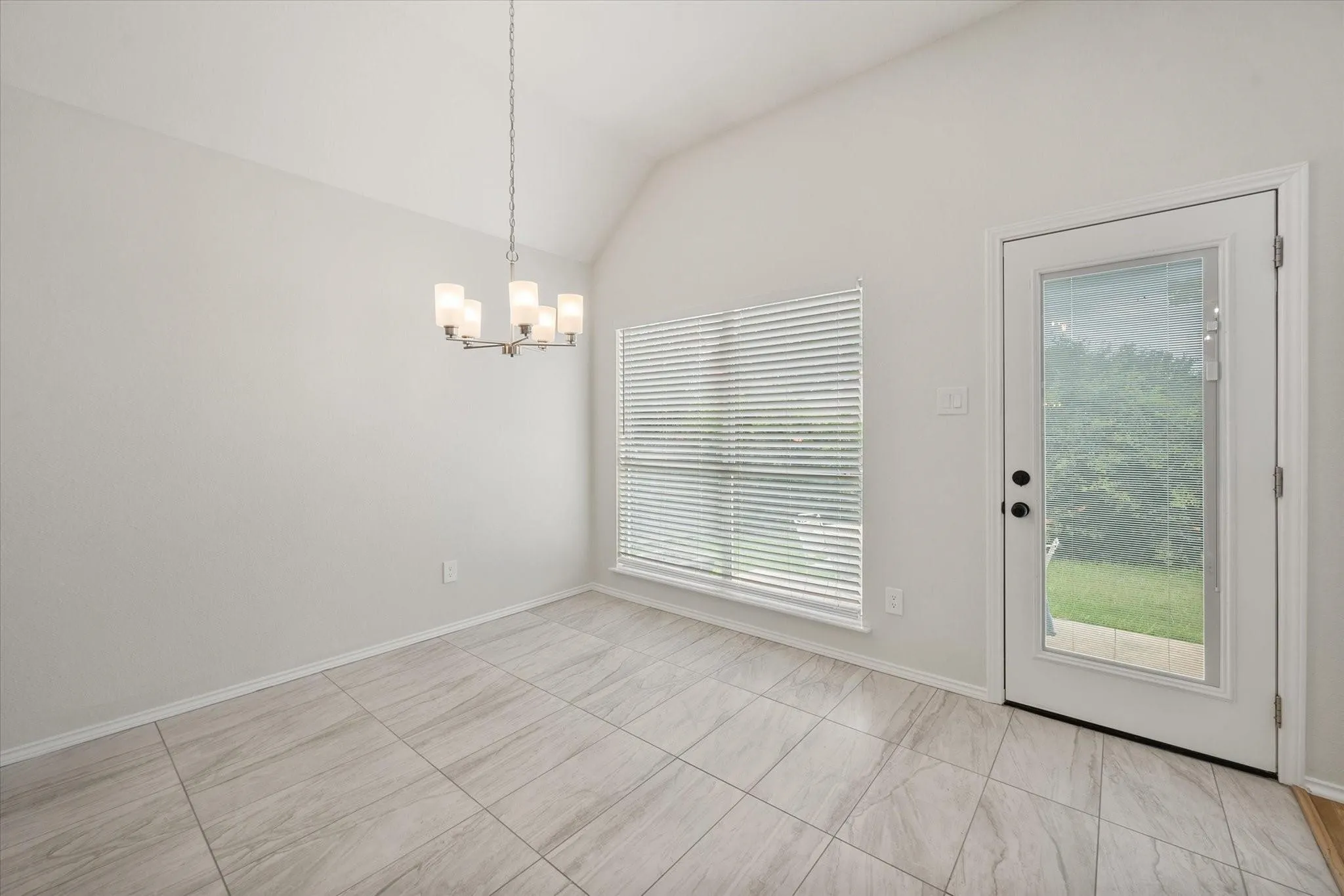 Single Family Residence For Sale in Tarrant County , 6604 High Brook Drive, Fort Worth, Texas 76132, 3 Bedroom, 2 Bathroom, 2 Garage spaces, 2,183 Sqft, built in 1997, mls#21386772, Real Estate Agent in Fort Worth, Homes For Sale in Tarrant county, Homes For Sale in Fort Worth, Realtor in Fort Worth Texas, Real Estate Brokerage Independent Realty Texas, Luminita Cordes Realtor