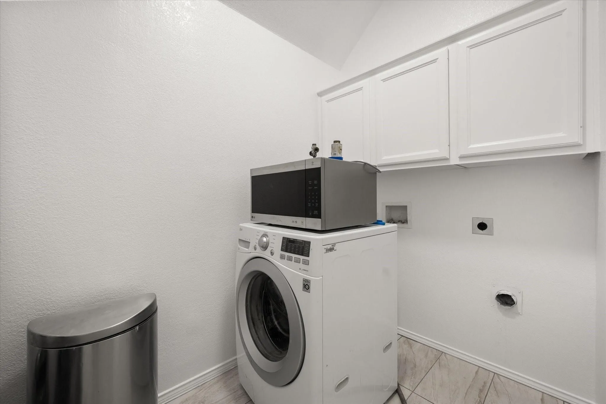 Single Family Residence For Sale in Tarrant County , 6604 High Brook Drive, Fort Worth, Texas 76132, 3 Bedroom, 2 Bathroom, 2 Garage spaces, 2,183 Sqft, built in 1997, mls#21386772, Real Estate Agent in Fort Worth, Homes For Sale in Tarrant county, Homes For Sale in Fort Worth, Realtor in Fort Worth Texas, Real Estate Brokerage Independent Realty Texas, Luminita Cordes Realtor