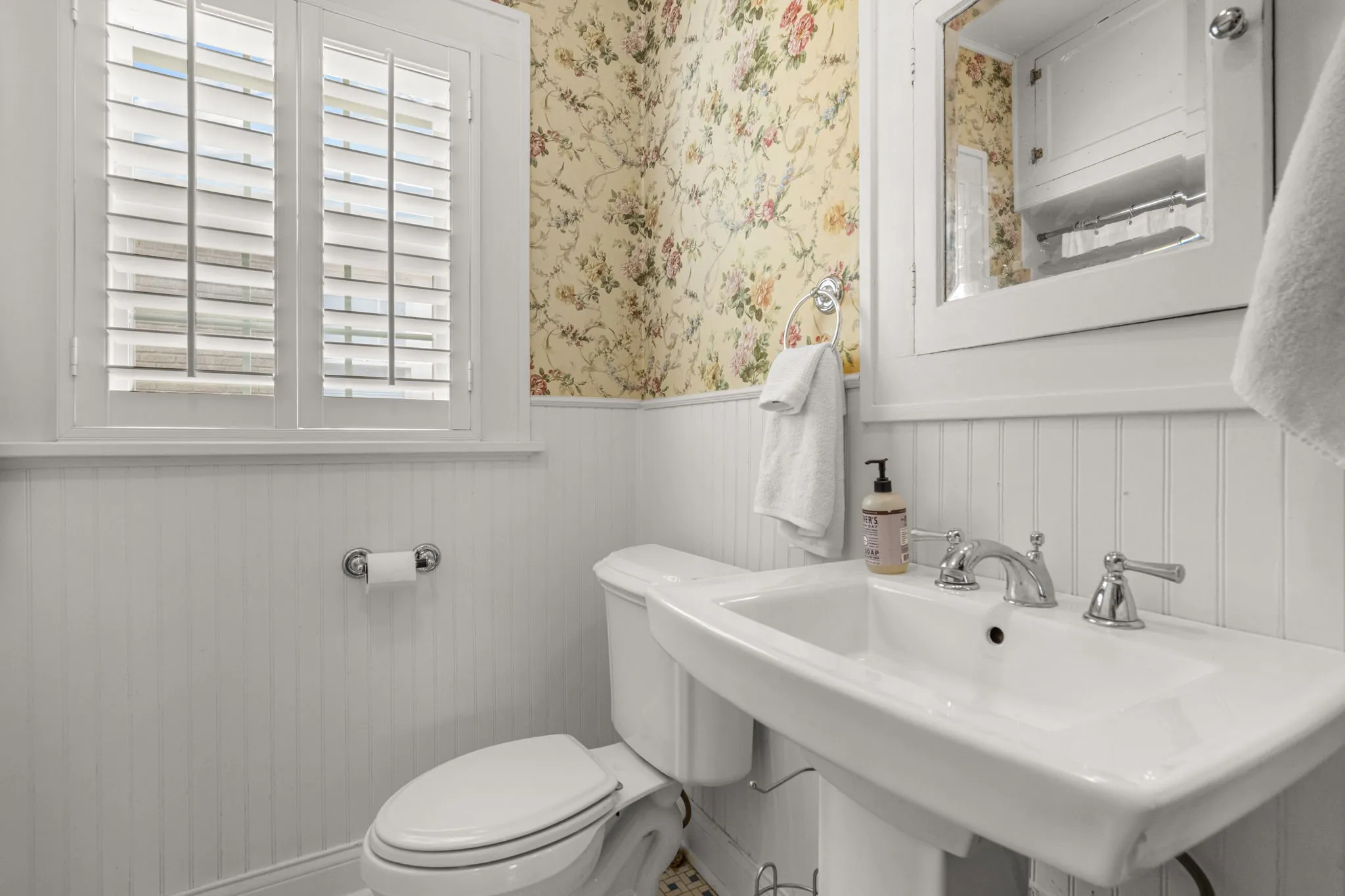 Single Family Residence For Sale in Tarrant County , 2736 Willing Avenue, Fort Worth, Texas 76110, 2 Bedroom, 1 Bathroom, 1 Garage spaces, 1,488 Sqft, built in 1927, mls#21383125, Real Estate Agent in Fort Worth, Homes For Sale in Tarrant county, Homes For Sale in Fort Worth, Realtor in Fort Worth Texas, Real Estate Brokerage Independent Realty Texas, Luminita Cordes Realtor