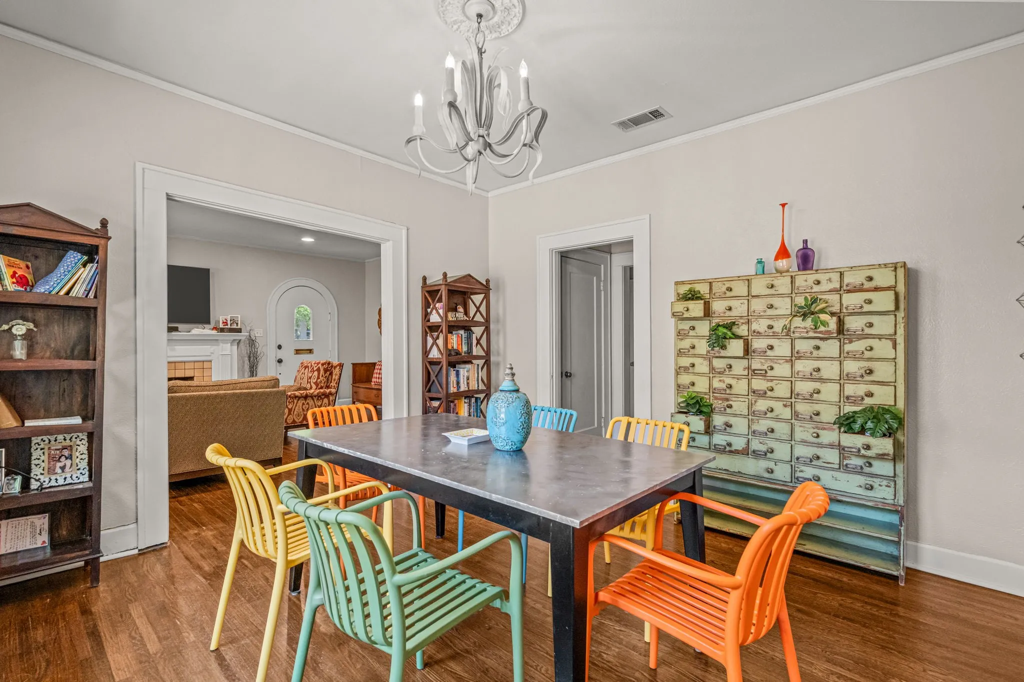 Single Family Residence For Sale in Tarrant County , 2736 Willing Avenue, Fort Worth, Texas 76110, 2 Bedroom, 1 Bathroom, 1 Garage spaces, 1,488 Sqft, built in 1927, mls#21383125, Real Estate Agent in Fort Worth, Homes For Sale in Tarrant county, Homes For Sale in Fort Worth, Realtor in Fort Worth Texas, Real Estate Brokerage Independent Realty Texas, Luminita Cordes Realtor