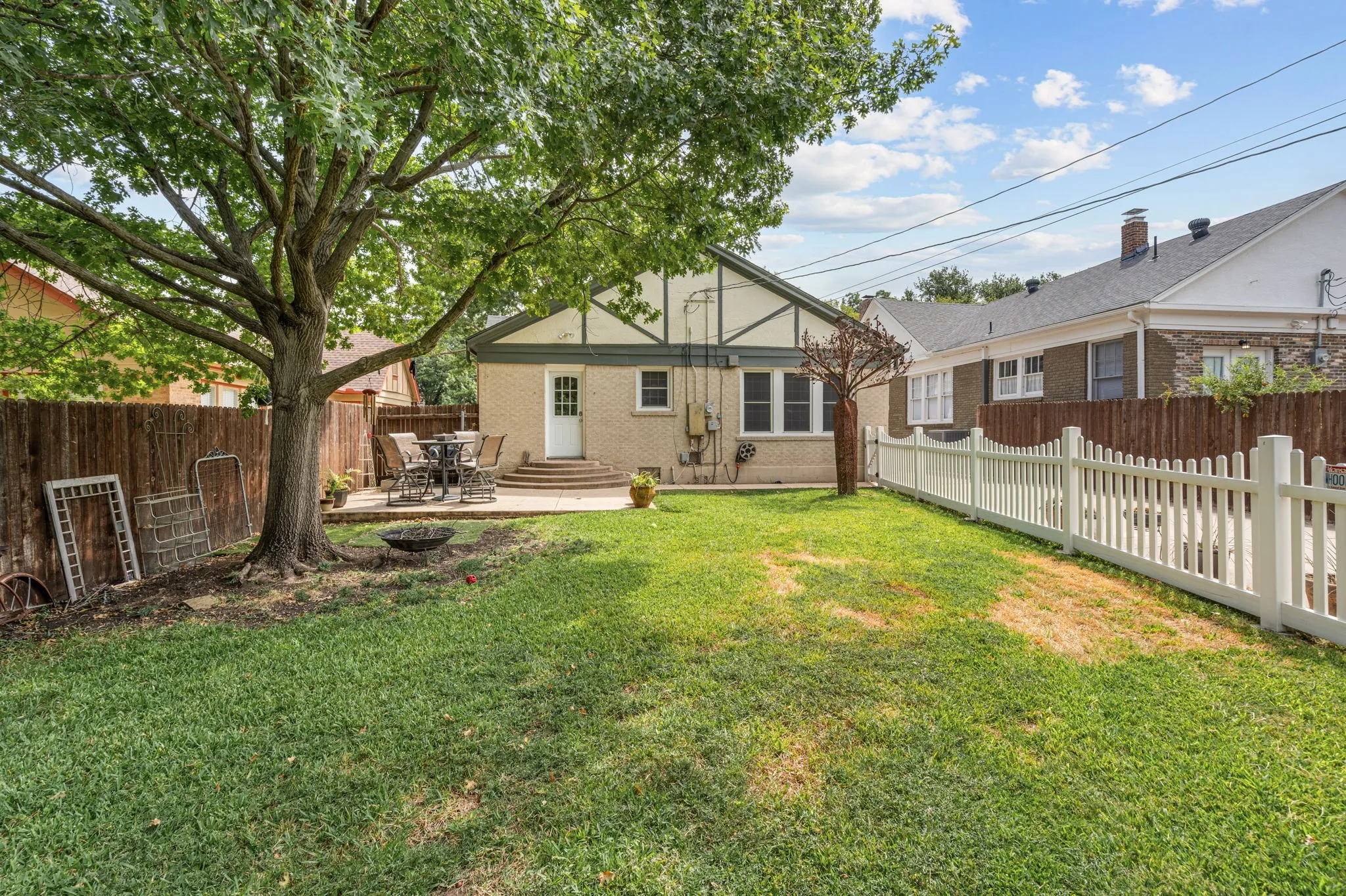Single Family Residence For Sale in Tarrant County , 2736 Willing Avenue, Fort Worth, Texas 76110, 2 Bedroom, 1 Bathroom, 1 Garage spaces, 1,488 Sqft, built in 1927, mls#21383125, Real Estate Agent in Fort Worth, Homes For Sale in Tarrant county, Homes For Sale in Fort Worth, Realtor in Fort Worth Texas, Real Estate Brokerage Independent Realty Texas, Luminita Cordes Realtor