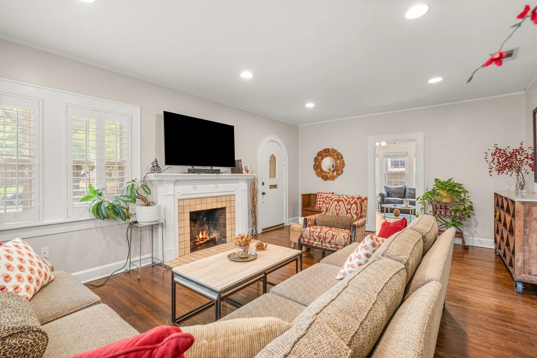 Single Family Residence For Sale in Tarrant County , 2736 Willing Avenue, Fort Worth, Texas 76110, 2 Bedroom, 1 Bathroom, 1 Garage spaces, 1,488 Sqft, built in 1927, mls#21383125, Real Estate Agent in Fort Worth, Homes For Sale in Tarrant county, Homes For Sale in Fort Worth, Realtor in Fort Worth Texas, Real Estate Brokerage Independent Realty Texas, Luminita Cordes Realtor