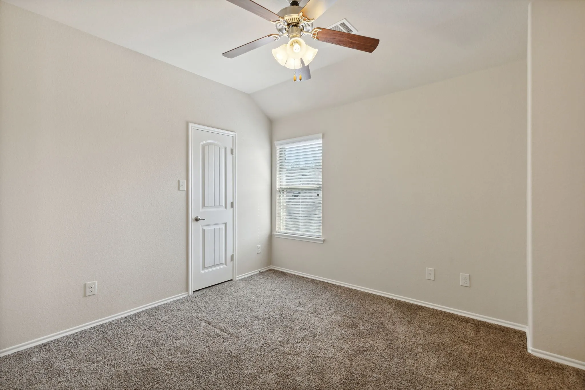 Single Family Residence For Rent in Collin County , 812 Gray Fox Drive, Mc Kinney, Texas 75071, 3 Bedroom, 3 Bathroom, 2 Garage spaces, 2,292 Sqft, built in 2016, mls#21386792, Real Estate Agent in Mc Kinney, Homes For Rent in Collin county, Homes For Rent in Mc Kinney, Realtor in Mc Kinney Texas, Real Estate Brokerage Independent Realty Texas, Luminita Cordes Realtor