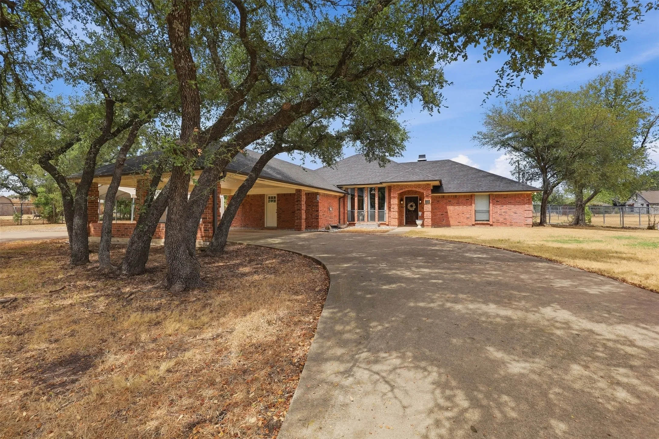 Single Family Residence For Sale in Parker County , 112 Fairway Drive, Willow Park, Texas 76087, 3 Bedroom, 3 Bathroom, Garage spaces, 2,362 Sqft, built in 1986, mls#21386468, Real Estate Agent in Willow Park, Homes For Sale in Parker county, Homes For Sale in Willow Park, Realtor in Willow Park Texas, Real Estate Brokerage Independent Realty Texas, Luminita Cordes Realtor