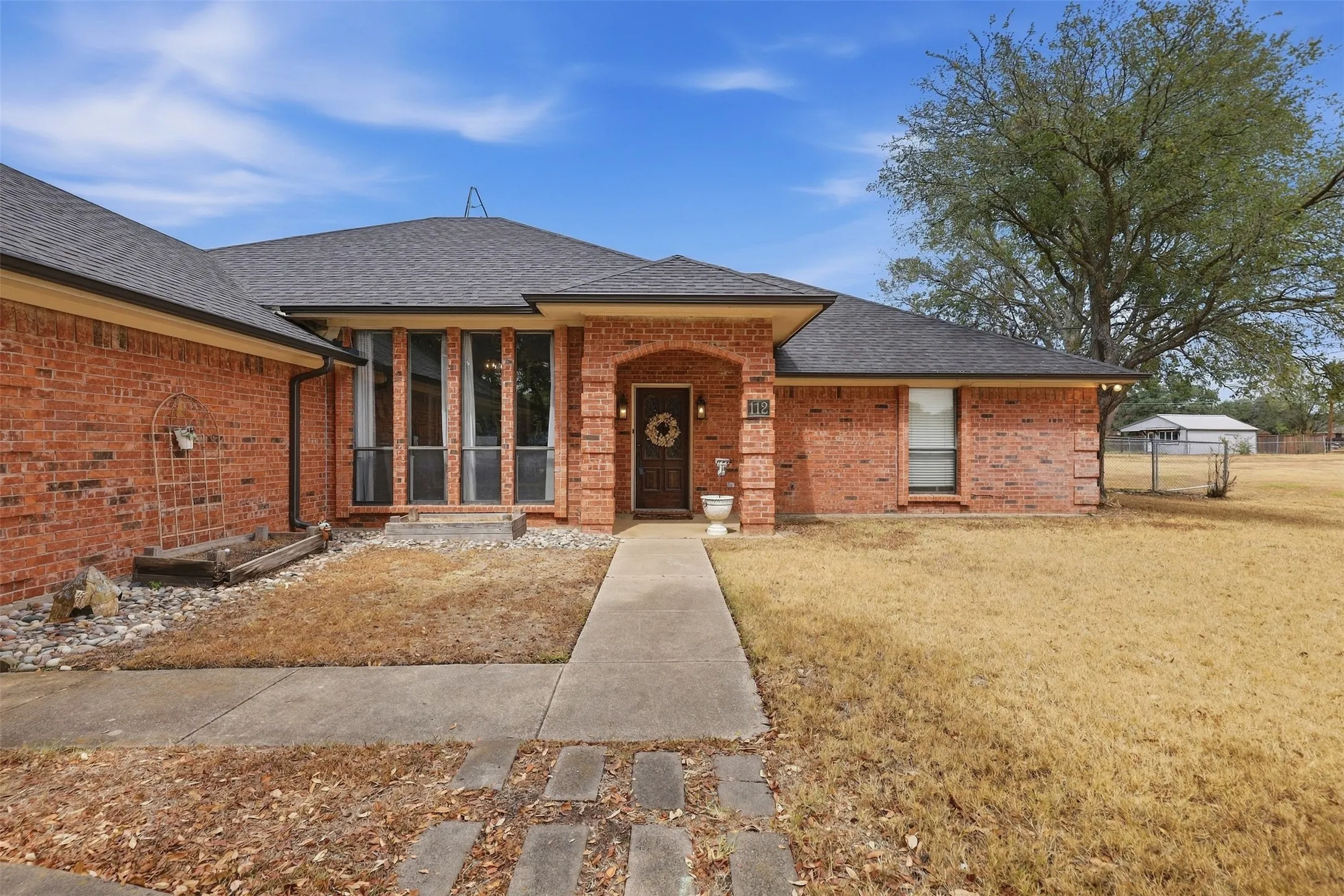 Single Family Residence For Sale in Parker County , 112 Fairway Drive, Willow Park, Texas 76087, 3 Bedroom, 3 Bathroom, Garage spaces, 2,362 Sqft, built in 1986, mls#21386468, Real Estate Agent in Willow Park, Homes For Sale in Parker county, Homes For Sale in Willow Park, Realtor in Willow Park Texas, Real Estate Brokerage Independent Realty Texas, Luminita Cordes Realtor