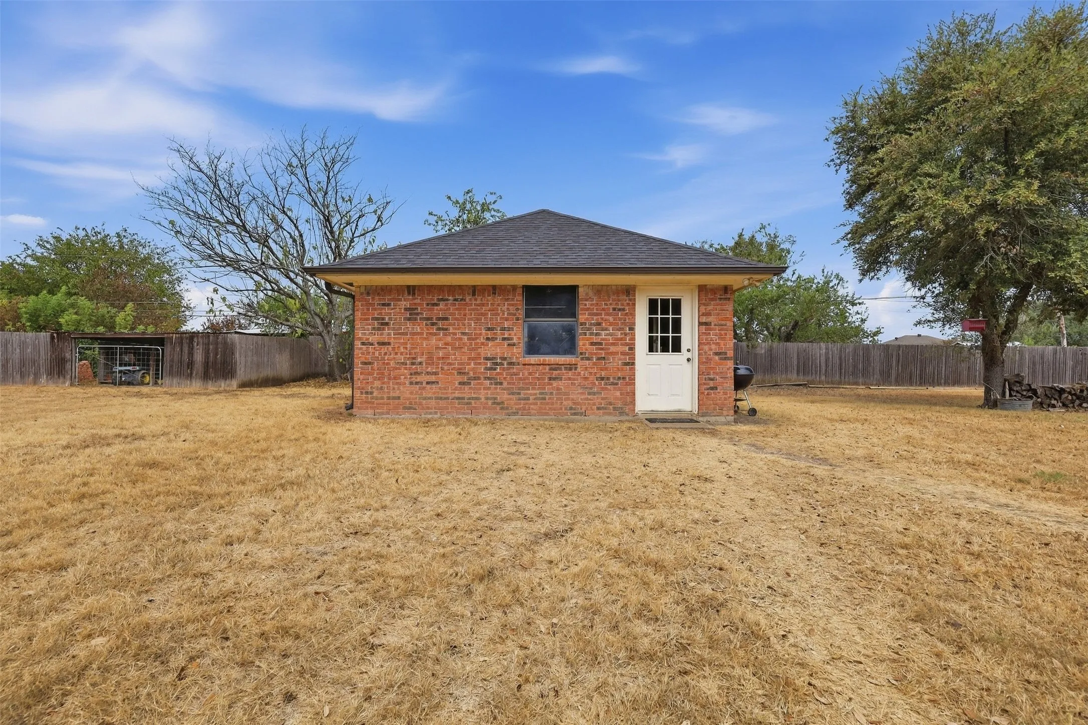 Single Family Residence For Sale in Parker County , 112 Fairway Drive, Willow Park, Texas 76087, 3 Bedroom, 3 Bathroom, Garage spaces, 2,362 Sqft, built in 1986, mls#21386468, Real Estate Agent in Willow Park, Homes For Sale in Parker county, Homes For Sale in Willow Park, Realtor in Willow Park Texas, Real Estate Brokerage Independent Realty Texas, Luminita Cordes Realtor