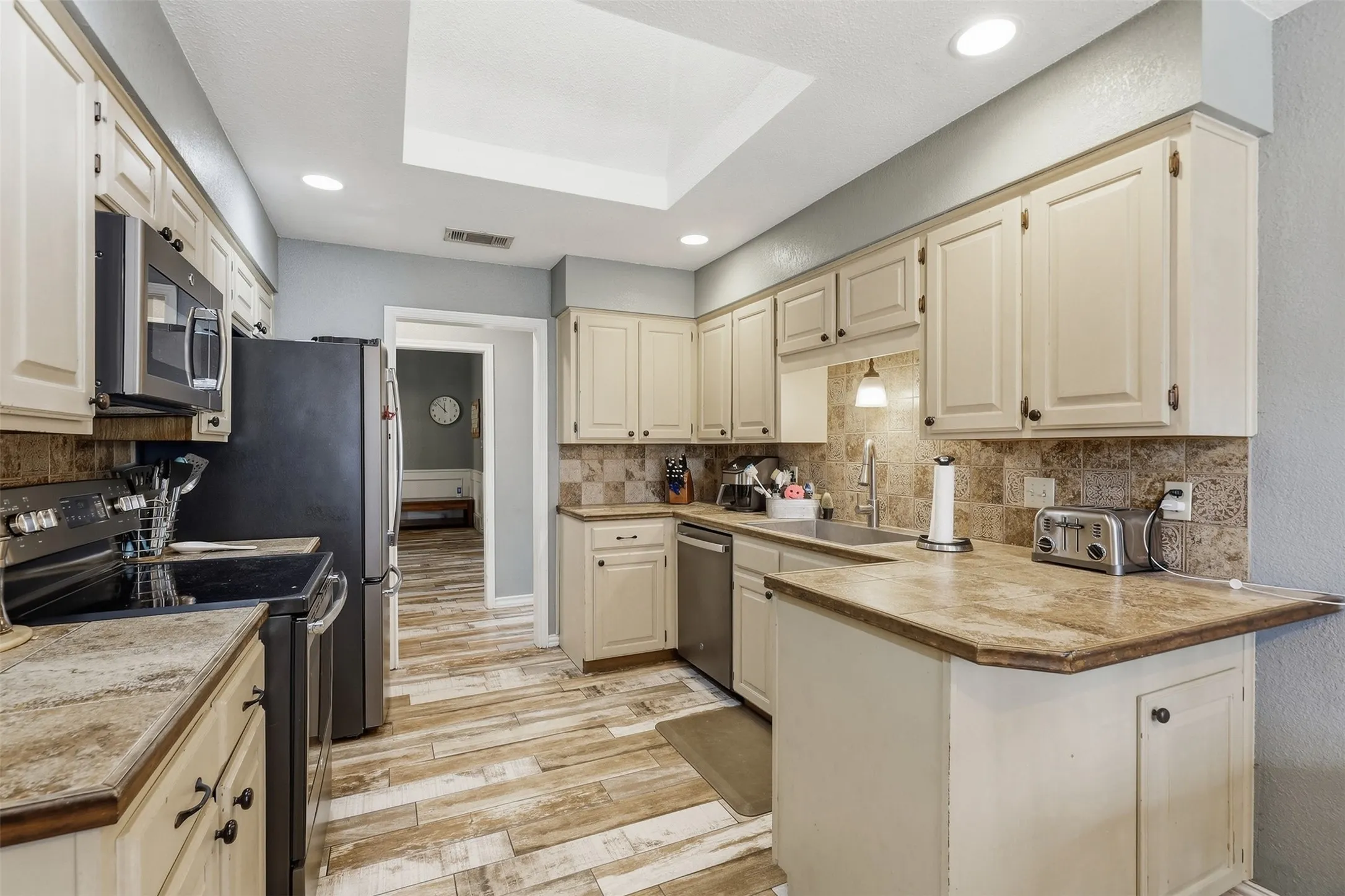 Single Family Residence For Sale in Parker County , 112 Fairway Drive, Willow Park, Texas 76087, 3 Bedroom, 3 Bathroom, Garage spaces, 2,362 Sqft, built in 1986, mls#21386468, Real Estate Agent in Willow Park, Homes For Sale in Parker county, Homes For Sale in Willow Park, Realtor in Willow Park Texas, Real Estate Brokerage Independent Realty Texas, Luminita Cordes Realtor