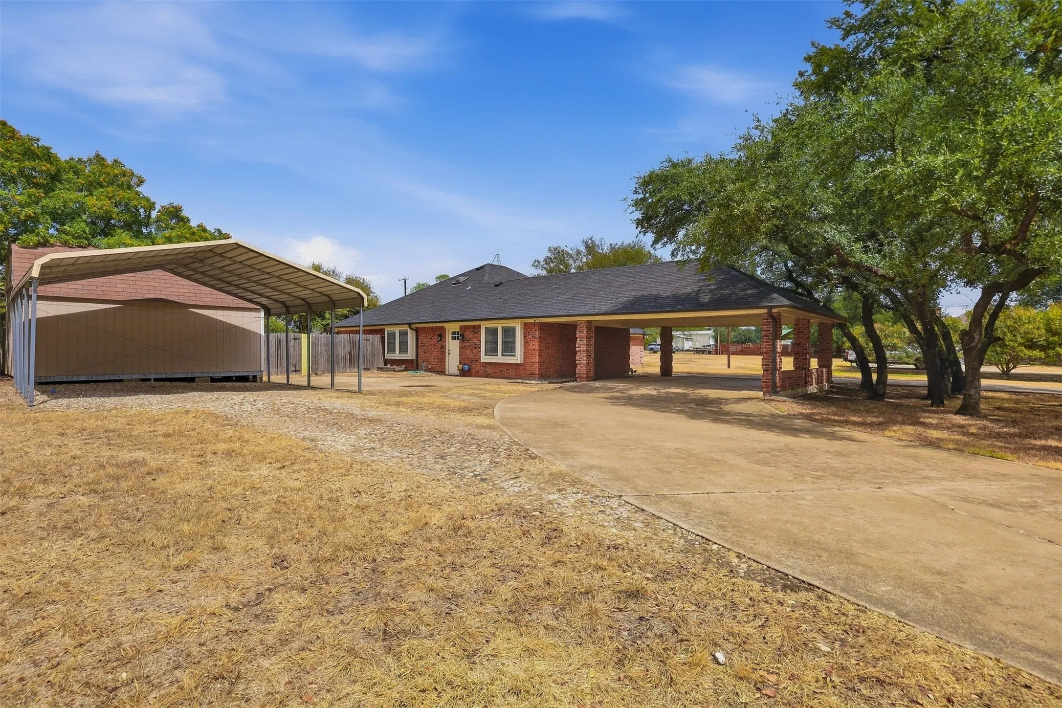 Single Family Residence For Sale in Parker County , 112 Fairway Drive, Willow Park, Texas 76087, 3 Bedroom, 3 Bathroom, Garage spaces, 2,362 Sqft, built in 1986, mls#21386468, Real Estate Agent in Willow Park, Homes For Sale in Parker county, Homes For Sale in Willow Park, Realtor in Willow Park Texas, Real Estate Brokerage Independent Realty Texas, Luminita Cordes Realtor