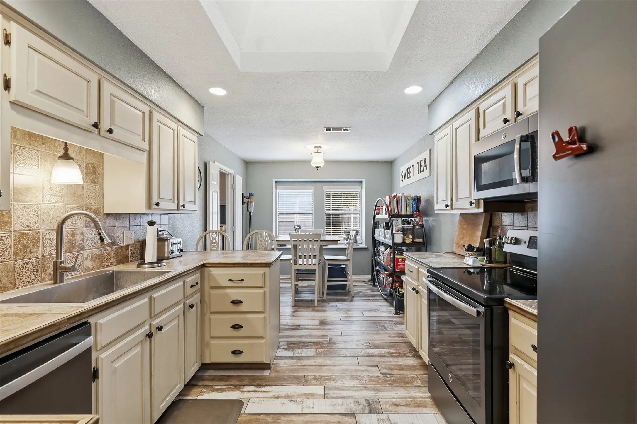 Single Family Residence For Sale in Parker County , 112 Fairway Drive, Willow Park, Texas 76087, 3 Bedroom, 3 Bathroom, Garage spaces, 2,362 Sqft, built in 1986, mls#21386468, Real Estate Agent in Willow Park, Homes For Sale in Parker county, Homes For Sale in Willow Park, Realtor in Willow Park Texas, Real Estate Brokerage Independent Realty Texas, Luminita Cordes Realtor
