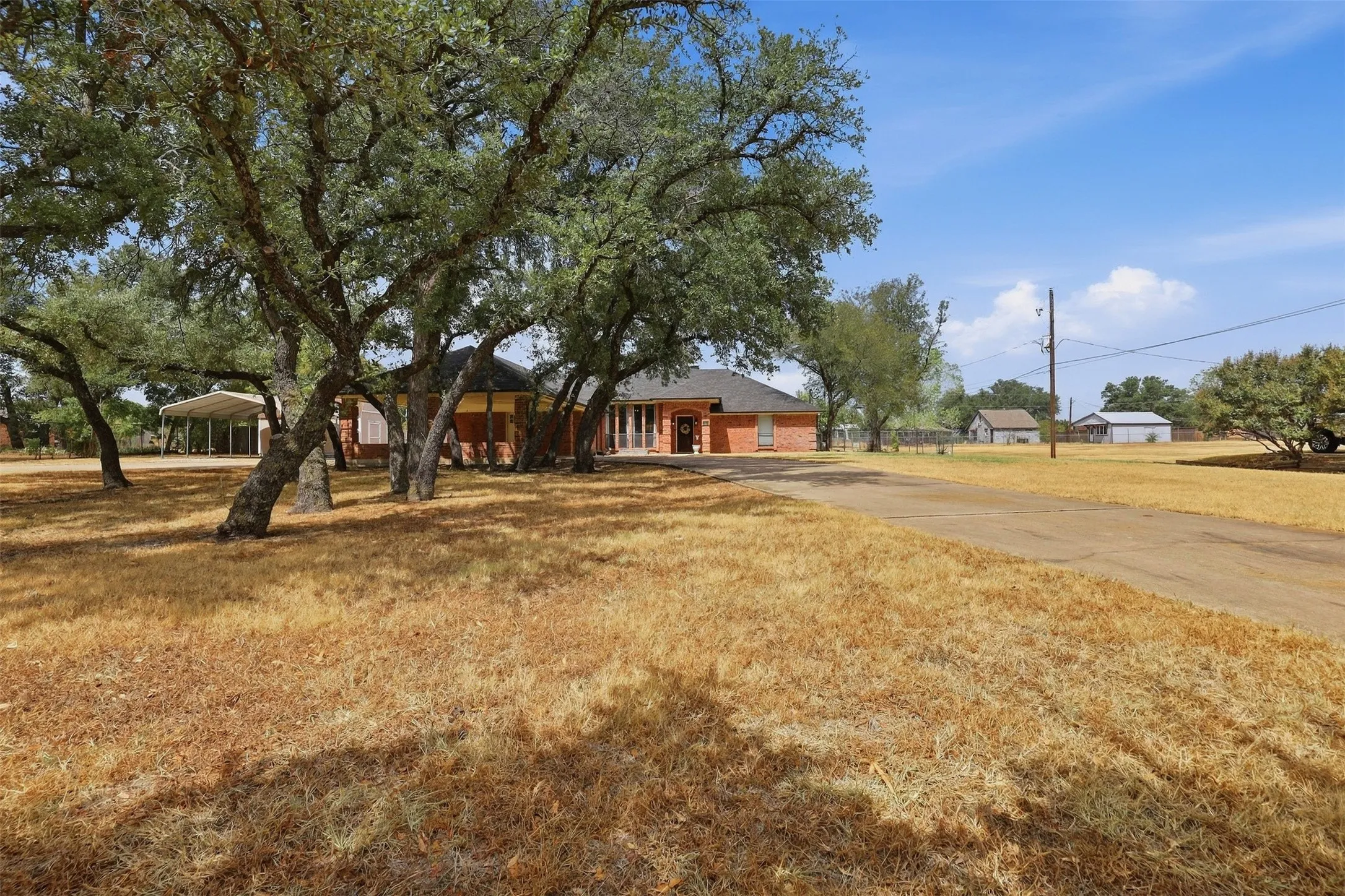 Single Family Residence For Sale in Parker County , 112 Fairway Drive, Willow Park, Texas 76087, 3 Bedroom, 3 Bathroom, Garage spaces, 2,362 Sqft, built in 1986, mls#21386468, Real Estate Agent in Willow Park, Homes For Sale in Parker county, Homes For Sale in Willow Park, Realtor in Willow Park Texas, Real Estate Brokerage Independent Realty Texas, Luminita Cordes Realtor