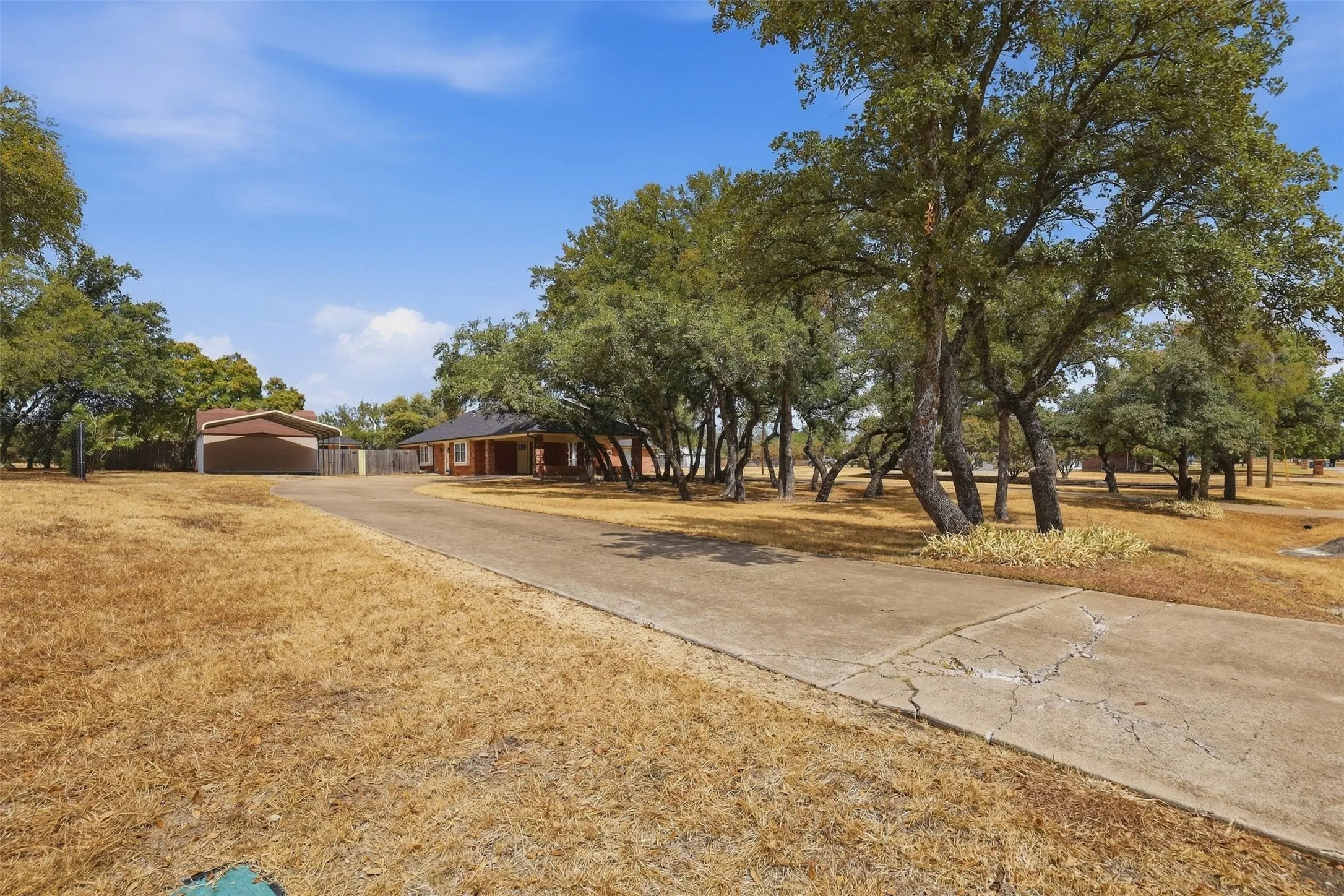 Single Family Residence For Sale in Parker County , 112 Fairway Drive, Willow Park, Texas 76087, 3 Bedroom, 3 Bathroom, Garage spaces, 2,362 Sqft, built in 1986, mls#21386468, Real Estate Agent in Willow Park, Homes For Sale in Parker county, Homes For Sale in Willow Park, Realtor in Willow Park Texas, Real Estate Brokerage Independent Realty Texas, Luminita Cordes Realtor