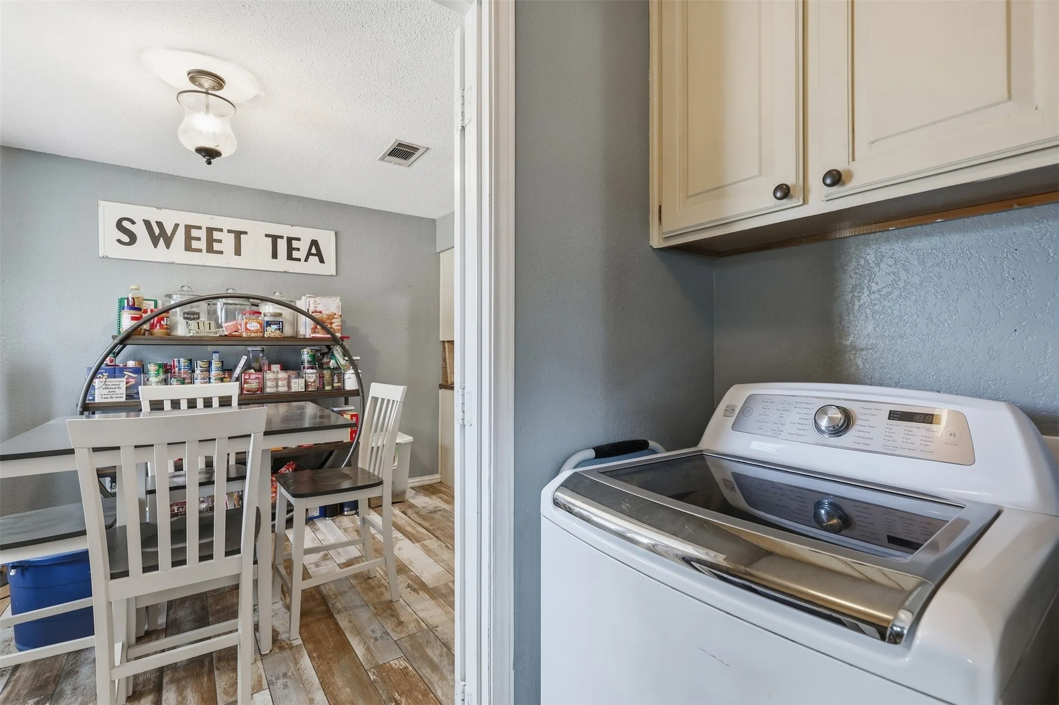 Single Family Residence For Sale in Parker County , 112 Fairway Drive, Willow Park, Texas 76087, 3 Bedroom, 3 Bathroom, Garage spaces, 2,362 Sqft, built in 1986, mls#21386468, Real Estate Agent in Willow Park, Homes For Sale in Parker county, Homes For Sale in Willow Park, Realtor in Willow Park Texas, Real Estate Brokerage Independent Realty Texas, Luminita Cordes Realtor