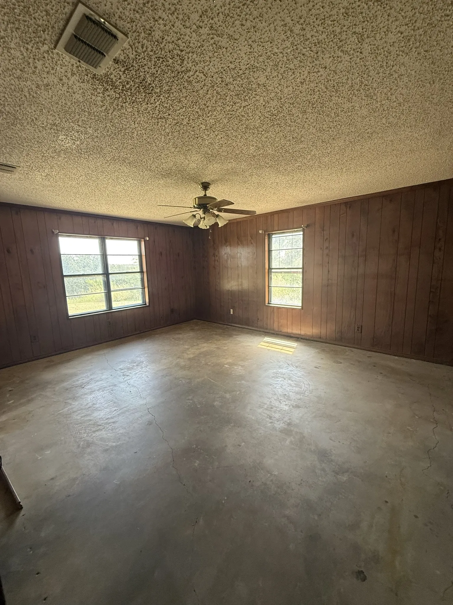 Single Family Residence For Sale in Eastland County , 319 County Road 164, Eastland, Texas 76448, 3 Bedroom, 2 Bathroom, 2 Garage spaces, 2,040 Sqft, built in 1984, mls#21275736, Real Estate Agent in Eastland, Homes For Sale in Eastland county, Homes For Sale in Eastland, Realtor in Eastland Texas, Real Estate Brokerage Independent Realty Texas, Luminita Cordes Realtor