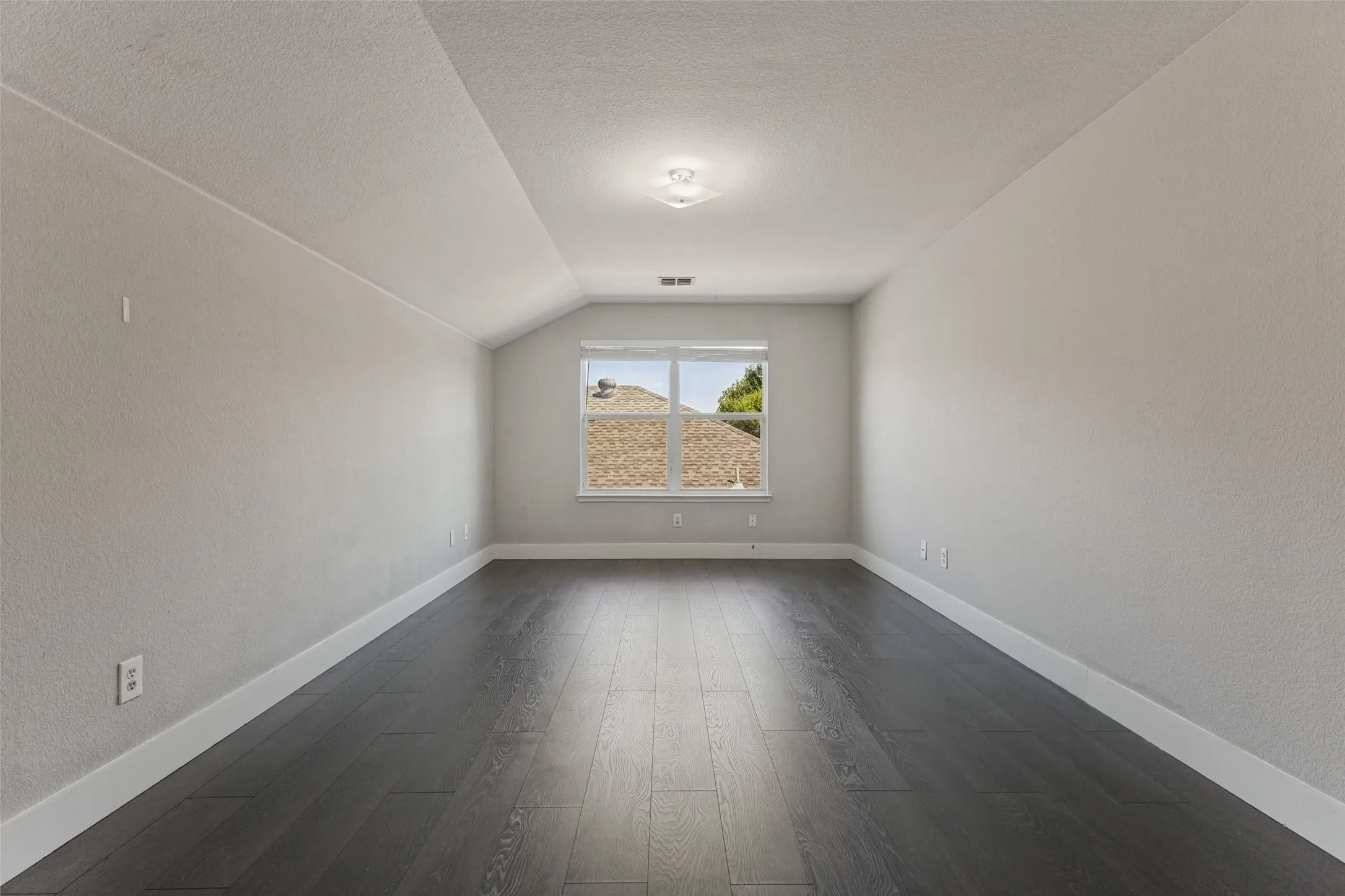 Huge upstairs bonus room!