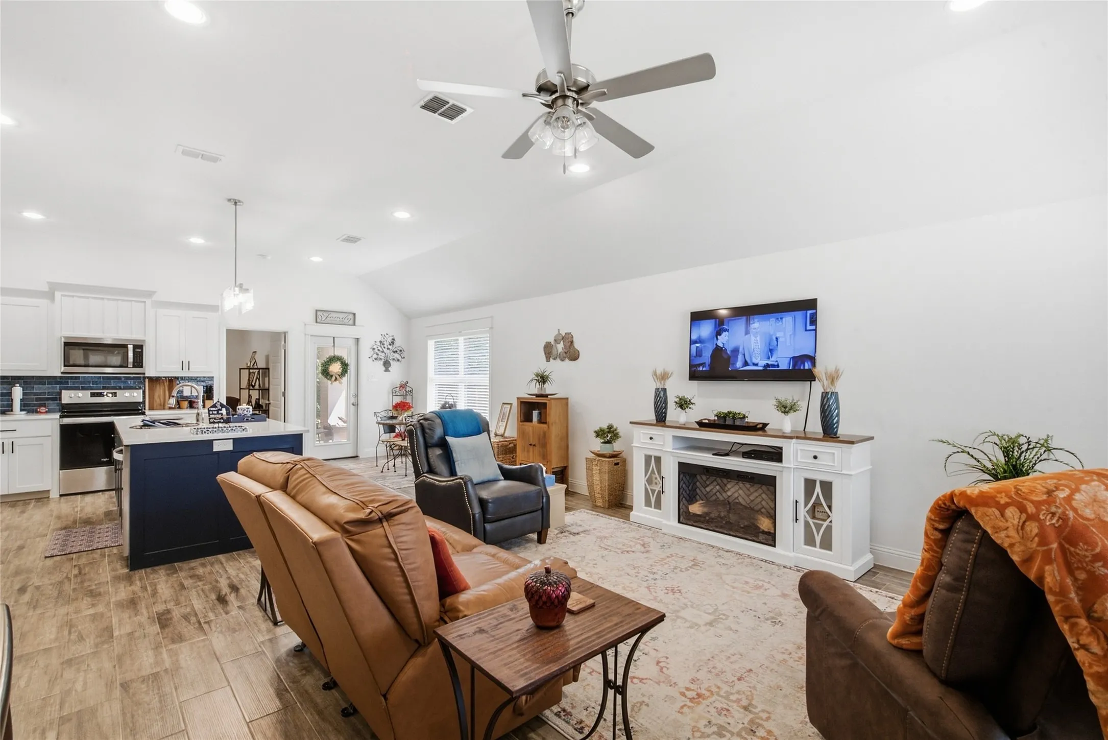 Single Family Residence For Sale in Parker County , 211 Clover Circle, Weatherford, Texas 76086, 3 Bedroom, 2 Bathroom, 2 Garage spaces, 1,332 Sqft, built in 2021, mls#21384045, Real Estate Agent in Weatherford, Homes For Sale in Parker county, Homes For Sale in Weatherford, Realtor in Weatherford Texas, Real Estate Brokerage Independent Realty Texas, Luminita Cordes Realtor