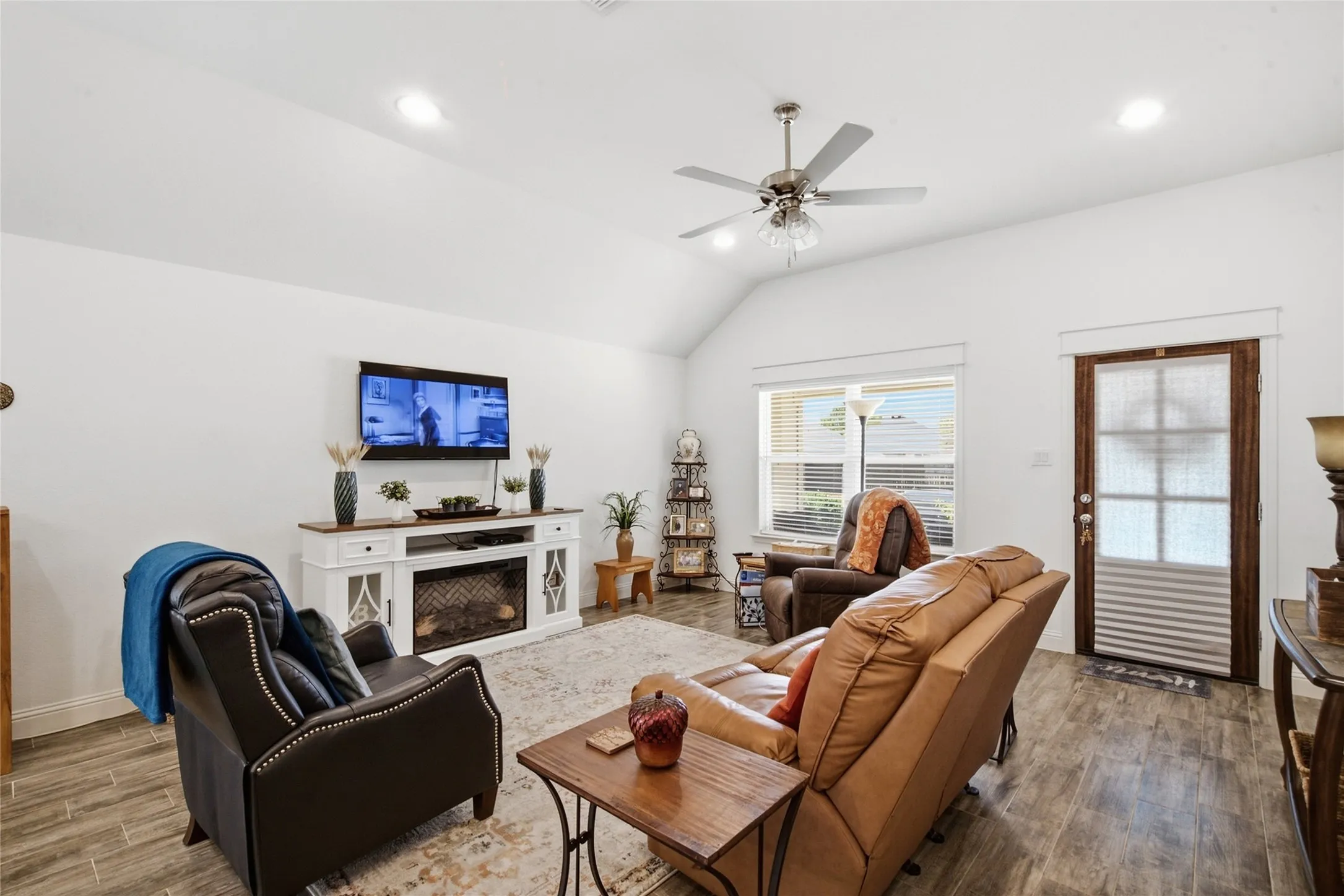 Single Family Residence For Sale in Parker County , 211 Clover Circle, Weatherford, Texas 76086, 3 Bedroom, 2 Bathroom, 2 Garage spaces, 1,332 Sqft, built in 2021, mls#21384045, Real Estate Agent in Weatherford, Homes For Sale in Parker county, Homes For Sale in Weatherford, Realtor in Weatherford Texas, Real Estate Brokerage Independent Realty Texas, Luminita Cordes Realtor