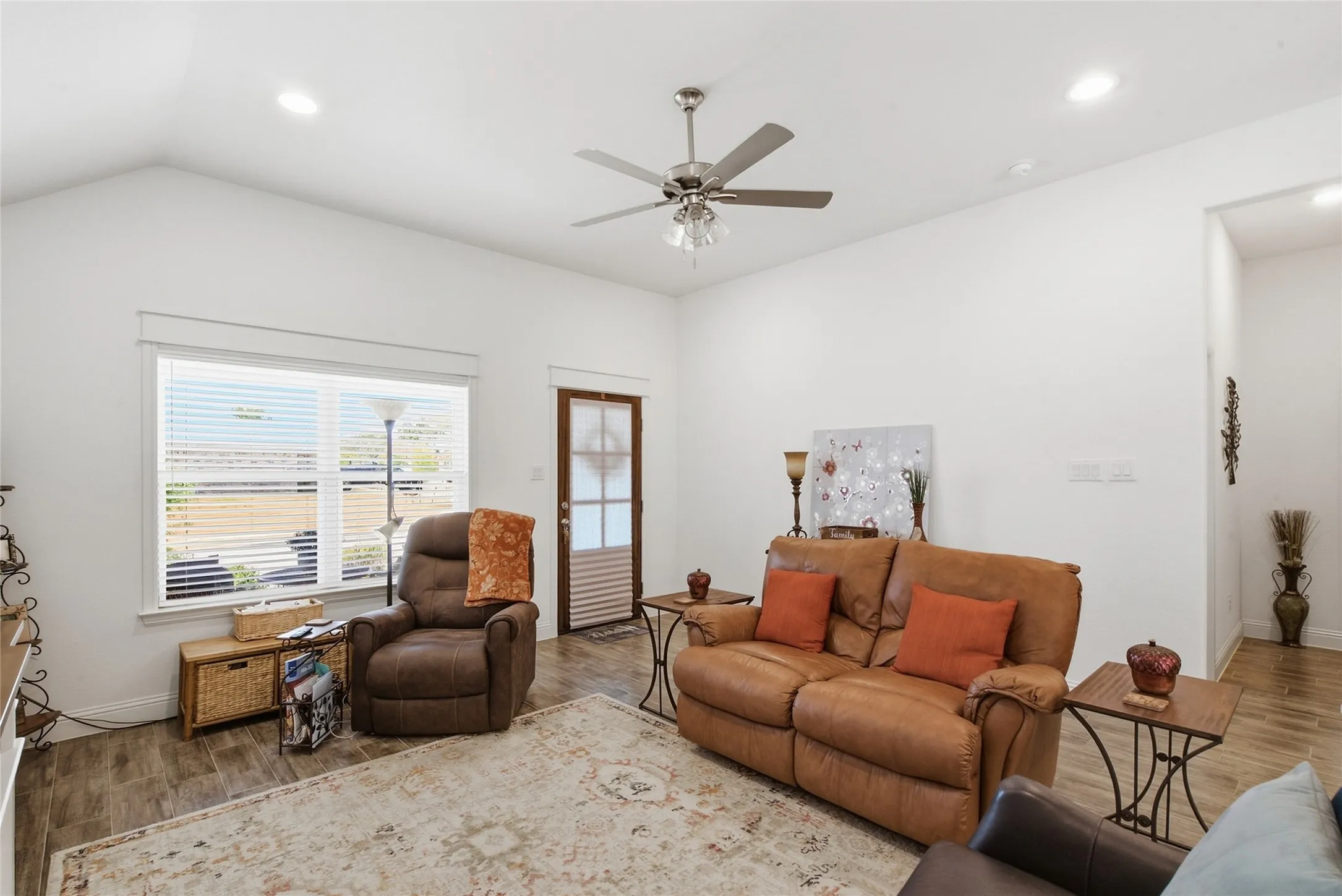 Single Family Residence For Sale in Parker County , 211 Clover Circle, Weatherford, Texas 76086, 3 Bedroom, 2 Bathroom, 2 Garage spaces, 1,332 Sqft, built in 2021, mls#21384045, Real Estate Agent in Weatherford, Homes For Sale in Parker county, Homes For Sale in Weatherford, Realtor in Weatherford Texas, Real Estate Brokerage Independent Realty Texas, Luminita Cordes Realtor