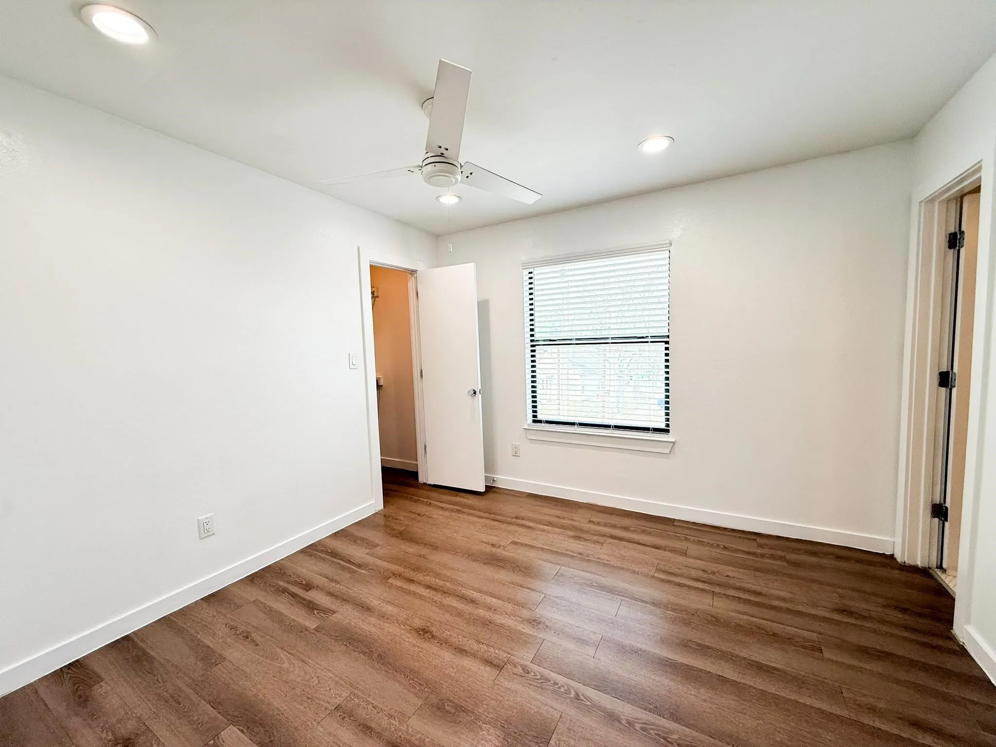 Apartment For Rent in Dallas County , 4526 Munger Avenue 201, Dallas, Texas 75204, 1 Bedroom, 1 Bathroom, Garage spaces, 543 Sqft, built in 1958, mls#21386789, Real Estate Agent in Dallas, Homes For Rent in Dallas county, Homes For Rent in Dallas, Realtor in Dallas Texas, Real Estate Brokerage Independent Realty Texas, Luminita Cordes Realtor