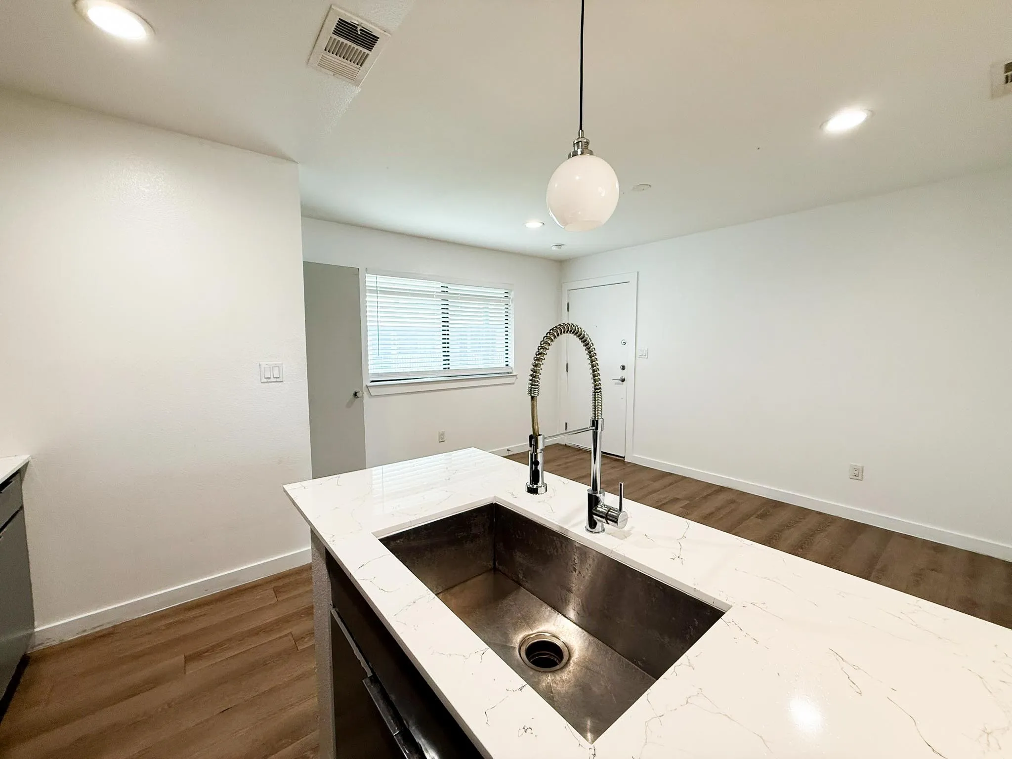 Apartment For Rent in Dallas County , 4526 Munger Avenue 201, Dallas, Texas 75204, 1 Bedroom, 1 Bathroom, Garage spaces, 543 Sqft, built in 1958, mls#21386789, Real Estate Agent in Dallas, Homes For Rent in Dallas county, Homes For Rent in Dallas, Realtor in Dallas Texas, Real Estate Brokerage Independent Realty Texas, Luminita Cordes Realtor