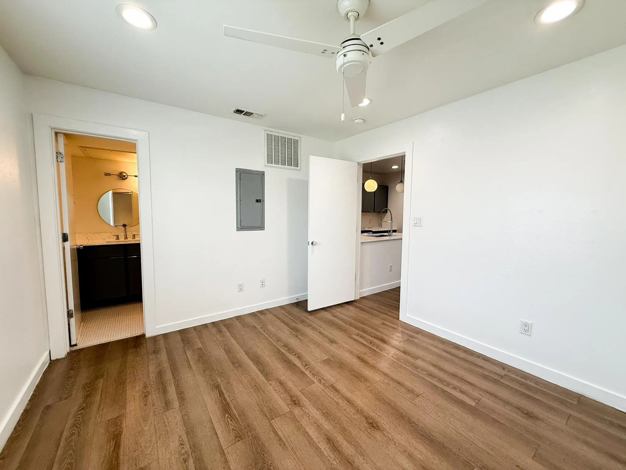 Apartment For Rent in Dallas County , 4526 Munger Avenue 201, Dallas, Texas 75204, 1 Bedroom, 1 Bathroom, Garage spaces, 543 Sqft, built in 1958, mls#21386789, Real Estate Agent in Dallas, Homes For Rent in Dallas county, Homes For Rent in Dallas, Realtor in Dallas Texas, Real Estate Brokerage Independent Realty Texas, Luminita Cordes Realtor
