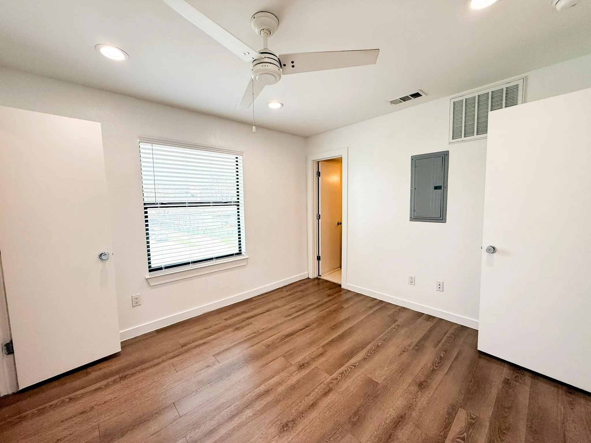 Apartment For Rent in Dallas County , 4526 Munger Avenue 201, Dallas, Texas 75204, 1 Bedroom, 1 Bathroom, Garage spaces, 543 Sqft, built in 1958, mls#21386789, Real Estate Agent in Dallas, Homes For Rent in Dallas county, Homes For Rent in Dallas, Realtor in Dallas Texas, Real Estate Brokerage Independent Realty Texas, Luminita Cordes Realtor