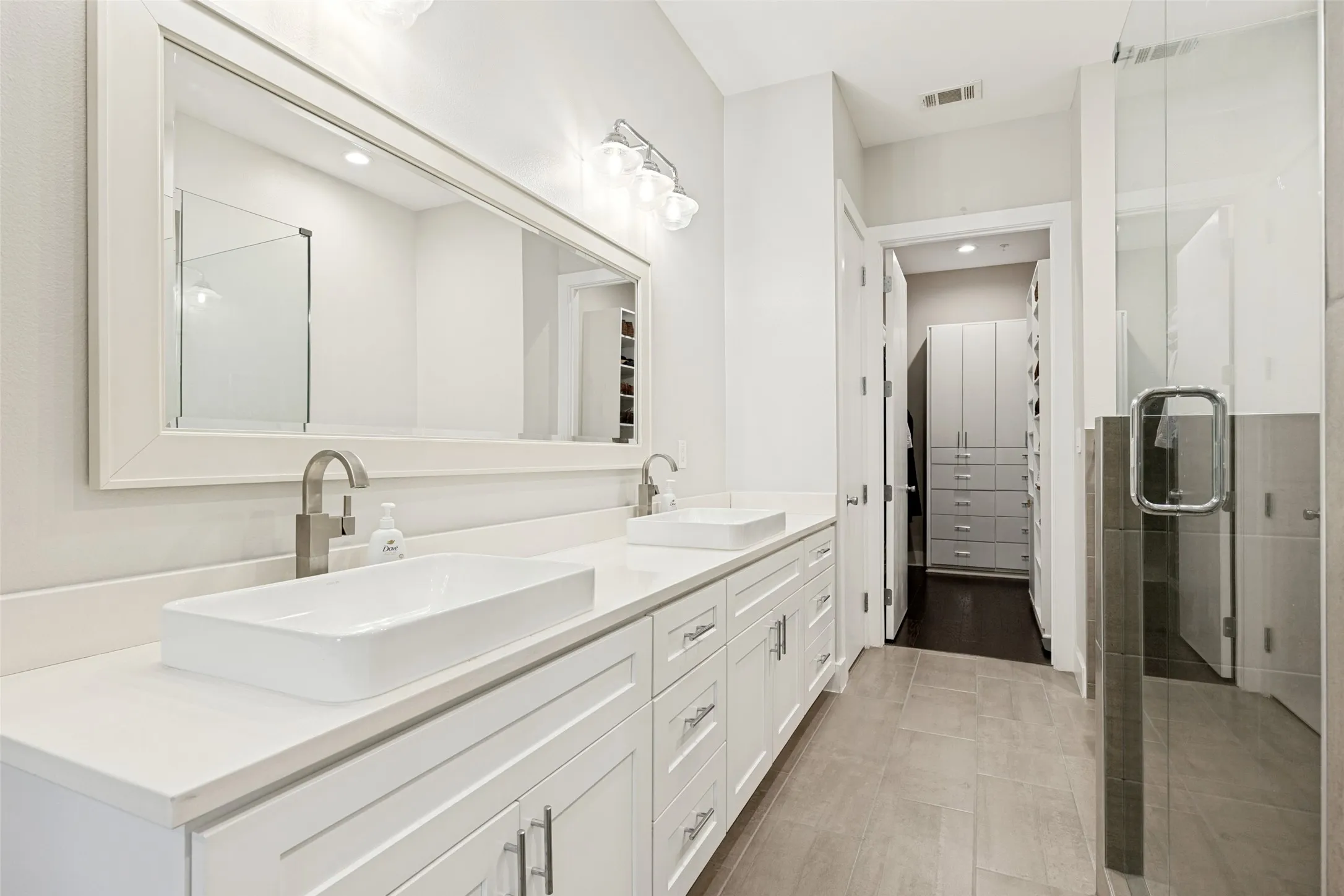 Townhouse For Sale in Dallas County , 4060 Spring Valley Road 101, Farmers Branch, Texas 75244, 3 Bedroom, 5 Bathroom, 2 Garage spaces, 2,347 Sqft, built in 2016, mls#21386587, Real Estate Agent in Farmers Branch, Homes For Sale in Dallas county, Homes For Sale in Farmers Branch, Realtor in Farmers Branch Texas, Real Estate Brokerage Independent Realty Texas, Luminita Cordes Realtor