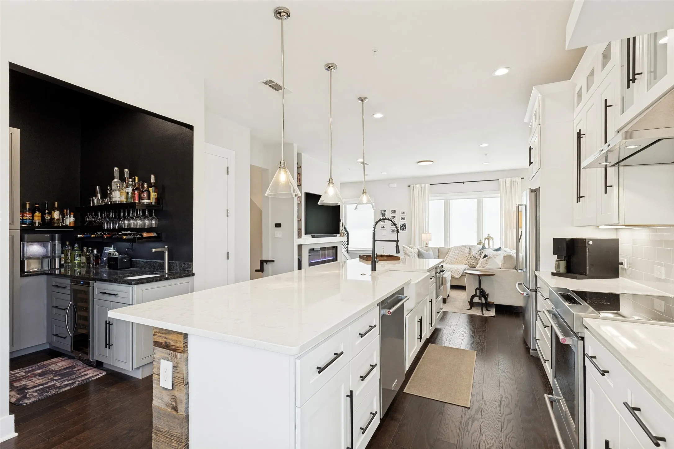 Townhouse For Sale in Dallas County , 4060 Spring Valley Road 101, Farmers Branch, Texas 75244, 3 Bedroom, 5 Bathroom, 2 Garage spaces, 2,347 Sqft, built in 2016, mls#21386587, Real Estate Agent in Farmers Branch, Homes For Sale in Dallas county, Homes For Sale in Farmers Branch, Realtor in Farmers Branch Texas, Real Estate Brokerage Independent Realty Texas, Luminita Cordes Realtor