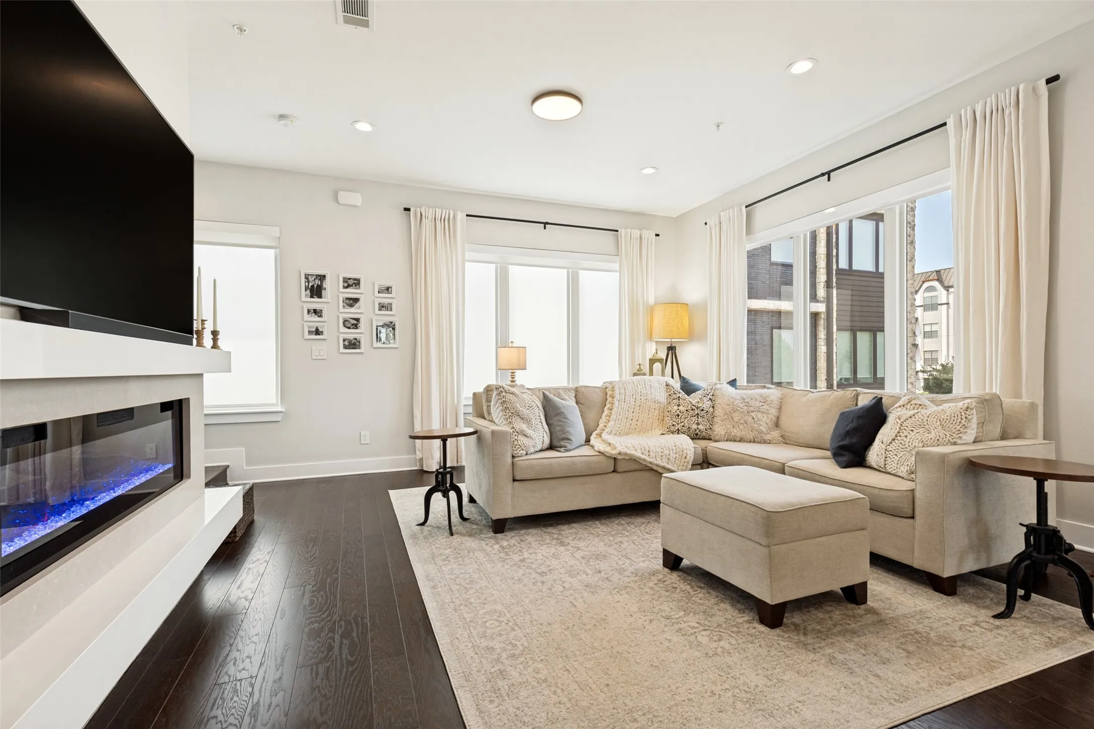 Townhouse For Sale in Dallas County , 4060 Spring Valley Road 101, Farmers Branch, Texas 75244, 3 Bedroom, 5 Bathroom, 2 Garage spaces, 2,347 Sqft, built in 2016, mls#21386587, Real Estate Agent in Farmers Branch, Homes For Sale in Dallas county, Homes For Sale in Farmers Branch, Realtor in Farmers Branch Texas, Real Estate Brokerage Independent Realty Texas, Luminita Cordes Realtor