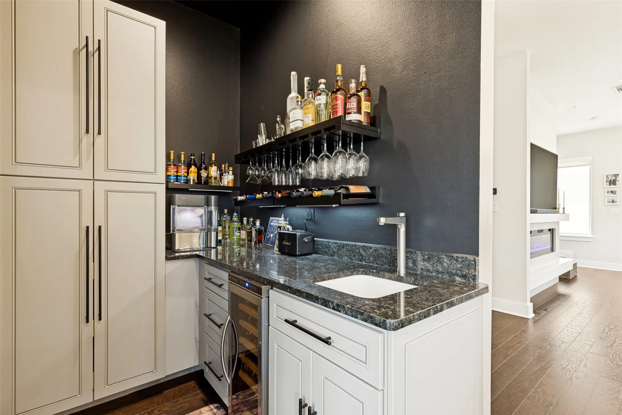 Townhouse For Sale in Dallas County , 4060 Spring Valley Road 101, Farmers Branch, Texas 75244, 3 Bedroom, 5 Bathroom, 2 Garage spaces, 2,347 Sqft, built in 2016, mls#21386587, Real Estate Agent in Farmers Branch, Homes For Sale in Dallas county, Homes For Sale in Farmers Branch, Realtor in Farmers Branch Texas, Real Estate Brokerage Independent Realty Texas, Luminita Cordes Realtor