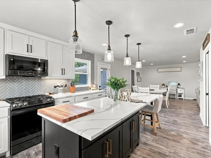 Single Family Residence For Sale in Rockwall County , 108 Joe White Street, Rockwall, Texas 75087, 3 Bedroom, 3 Bathroom, 2 Garage spaces, 1,592 Sqft, built in 1975, mls#21376871, Real Estate Agent in Rockwall, Homes For Sale in Rockwall county, Homes For Sale in Rockwall, Realtor in Rockwall Texas, Real Estate Brokerage Independent Realty Texas, Luminita Cordes Realtor