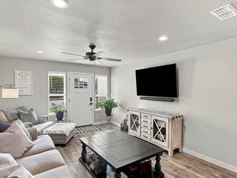 Single Family Residence For Sale in Rockwall County , 108 Joe White Street, Rockwall, Texas 75087, 3 Bedroom, 3 Bathroom, 2 Garage spaces, 1,592 Sqft, built in 1975, mls#21376871, Real Estate Agent in Rockwall, Homes For Sale in Rockwall county, Homes For Sale in Rockwall, Realtor in Rockwall Texas, Real Estate Brokerage Independent Realty Texas, Luminita Cordes Realtor