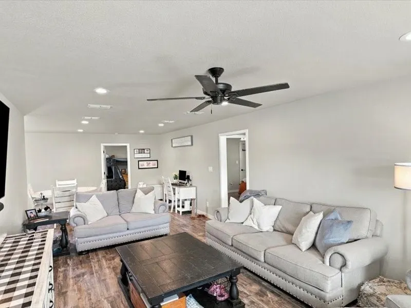 Single Family Residence For Sale in Rockwall County , 108 Joe White Street, Rockwall, Texas 75087, 3 Bedroom, 3 Bathroom, 2 Garage spaces, 1,592 Sqft, built in 1975, mls#21376871, Real Estate Agent in Rockwall, Homes For Sale in Rockwall county, Homes For Sale in Rockwall, Realtor in Rockwall Texas, Real Estate Brokerage Independent Realty Texas, Luminita Cordes Realtor