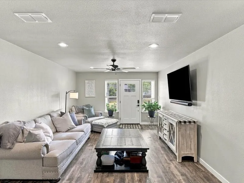 Single Family Residence For Sale in Rockwall County , 108 Joe White Street, Rockwall, Texas 75087, 3 Bedroom, 3 Bathroom, 2 Garage spaces, 1,592 Sqft, built in 1975, mls#21376871, Real Estate Agent in Rockwall, Homes For Sale in Rockwall county, Homes For Sale in Rockwall, Realtor in Rockwall Texas, Real Estate Brokerage Independent Realty Texas, Luminita Cordes Realtor