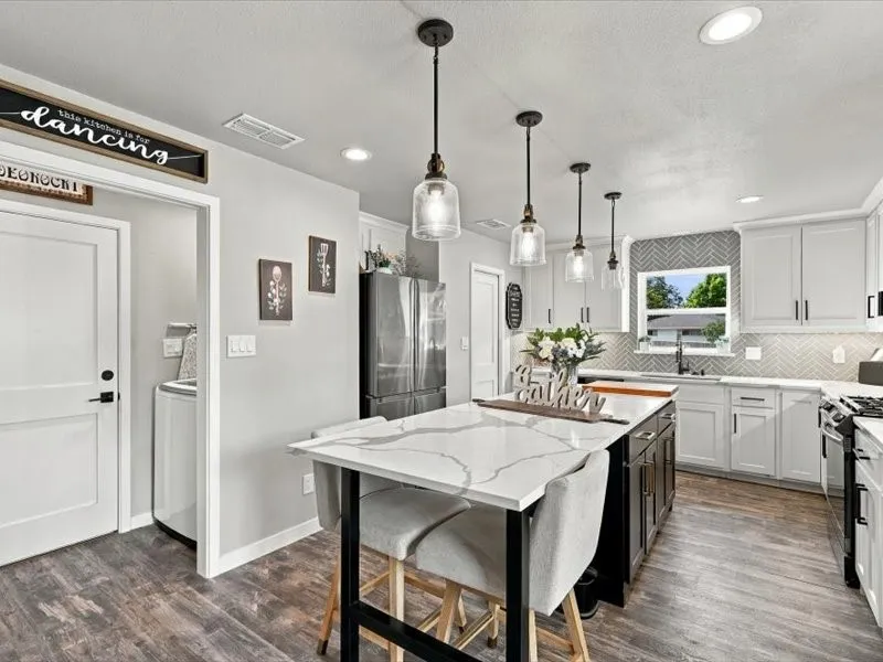Single Family Residence For Sale in Rockwall County , 108 Joe White Street, Rockwall, Texas 75087, 3 Bedroom, 3 Bathroom, 2 Garage spaces, 1,592 Sqft, built in 1975, mls#21376871, Real Estate Agent in Rockwall, Homes For Sale in Rockwall county, Homes For Sale in Rockwall, Realtor in Rockwall Texas, Real Estate Brokerage Independent Realty Texas, Luminita Cordes Realtor