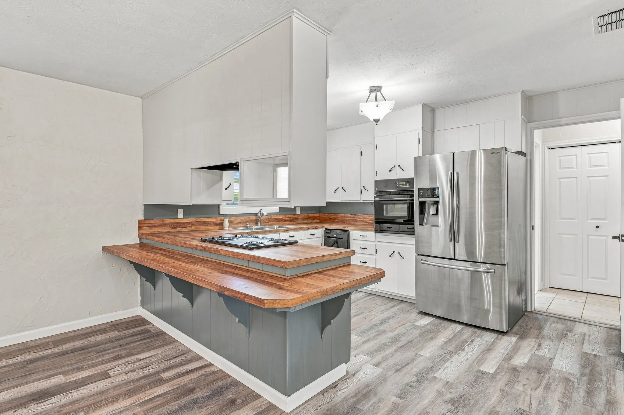 Single Family Residence For Sale in Erath County , 1490 County Road 185, Stephenville, Texas 76401, 4 Bedroom, 3 Bathroom, Garage spaces, 1,930 Sqft, built in 1960, mls#21385939, Real Estate Agent in Stephenville, Homes For Sale in Erath county, Homes For Sale in Stephenville, Realtor in Stephenville Texas, Real Estate Brokerage Independent Realty Texas, Luminita Cordes Realtor