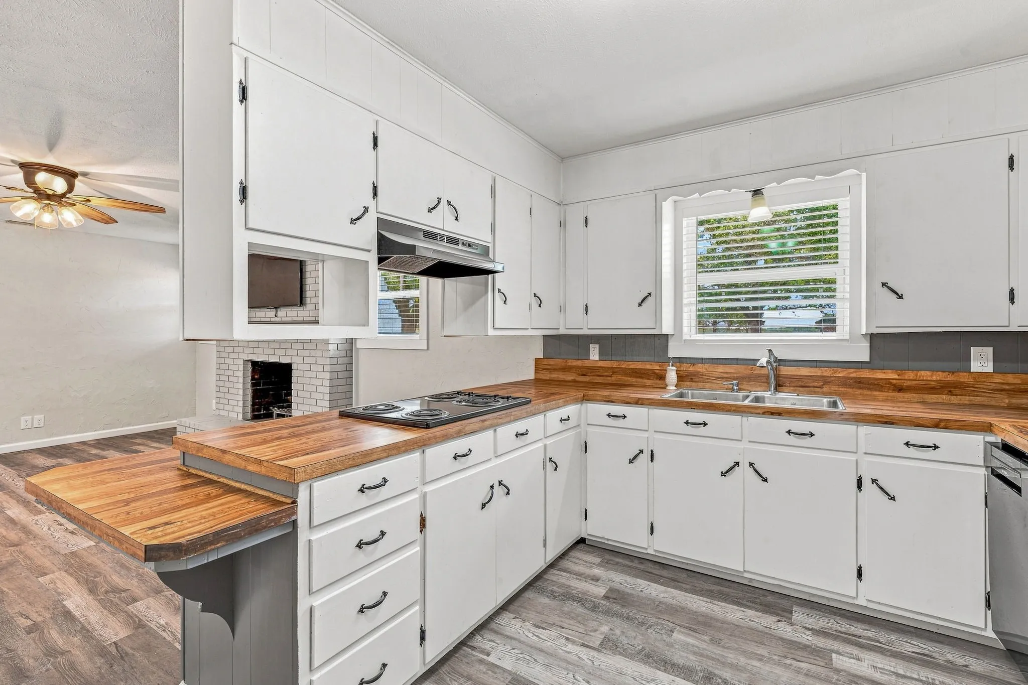 Single Family Residence For Sale in Erath County , 1490 County Road 185, Stephenville, Texas 76401, 4 Bedroom, 3 Bathroom, Garage spaces, 1,930 Sqft, built in 1960, mls#21385939, Real Estate Agent in Stephenville, Homes For Sale in Erath county, Homes For Sale in Stephenville, Realtor in Stephenville Texas, Real Estate Brokerage Independent Realty Texas, Luminita Cordes Realtor