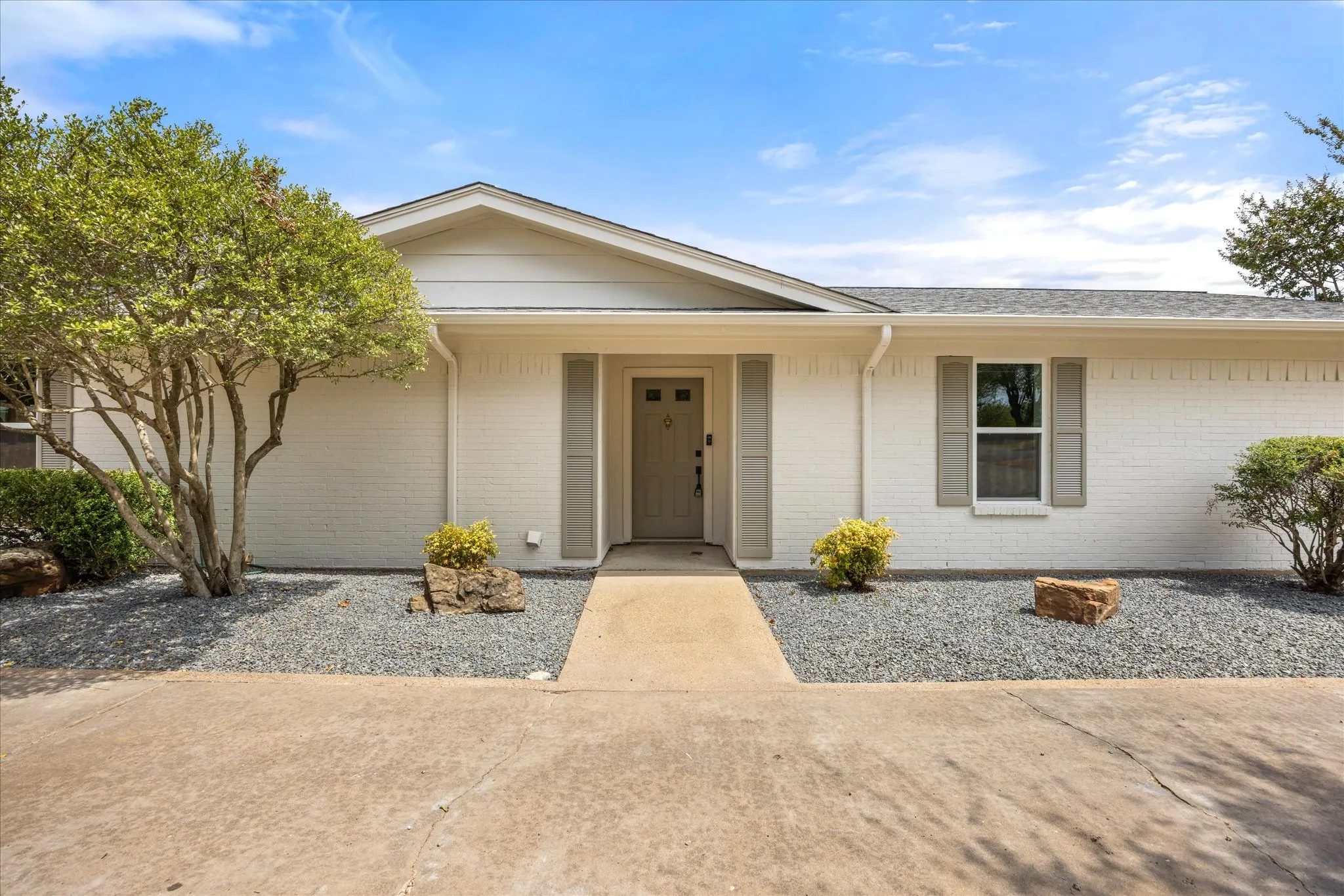 Single Family Residence For Sale in Hood County , 5105 Fairway Circle, De Cordova, Texas 76049, 3 Bedroom, 2 Bathroom, 2 Garage spaces, 1,940 Sqft, built in 1979, mls#21384090, Real Estate Agent in De Cordova, Homes For Sale in Hood county, Homes For Sale in De Cordova, Realtor in De Cordova Texas, Real Estate Brokerage Independent Realty Texas, Luminita Cordes Realtor