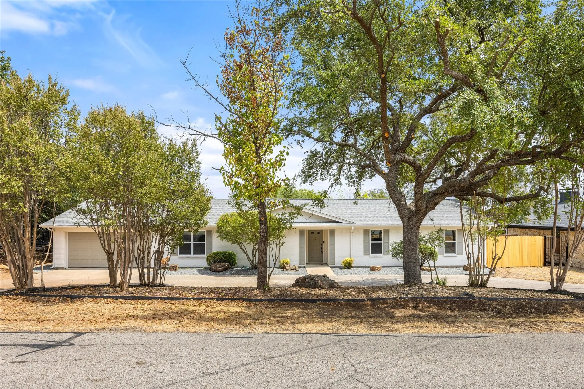 Single Family Residence For Sale in Hood County , 5105 Fairway Circle, De Cordova, Texas 76049, 3 Bedroom, 2 Bathroom, 2 Garage spaces, 1,940 Sqft, built in 1979, mls#21384090, Real Estate Agent in De Cordova, Homes For Sale in Hood county, Homes For Sale in De Cordova, Realtor in De Cordova Texas, Real Estate Brokerage Independent Realty Texas, Luminita Cordes Realtor