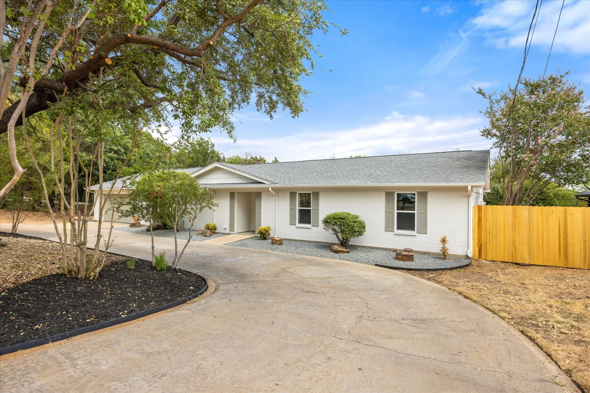 Single Family Residence For Sale in Hood County , 5105 Fairway Circle, De Cordova, Texas 76049, 3 Bedroom, 2 Bathroom, 2 Garage spaces, 1,940 Sqft, built in 1979, mls#21384090, Real Estate Agent in De Cordova, Homes For Sale in Hood county, Homes For Sale in De Cordova, Realtor in De Cordova Texas, Real Estate Brokerage Independent Realty Texas, Luminita Cordes Realtor