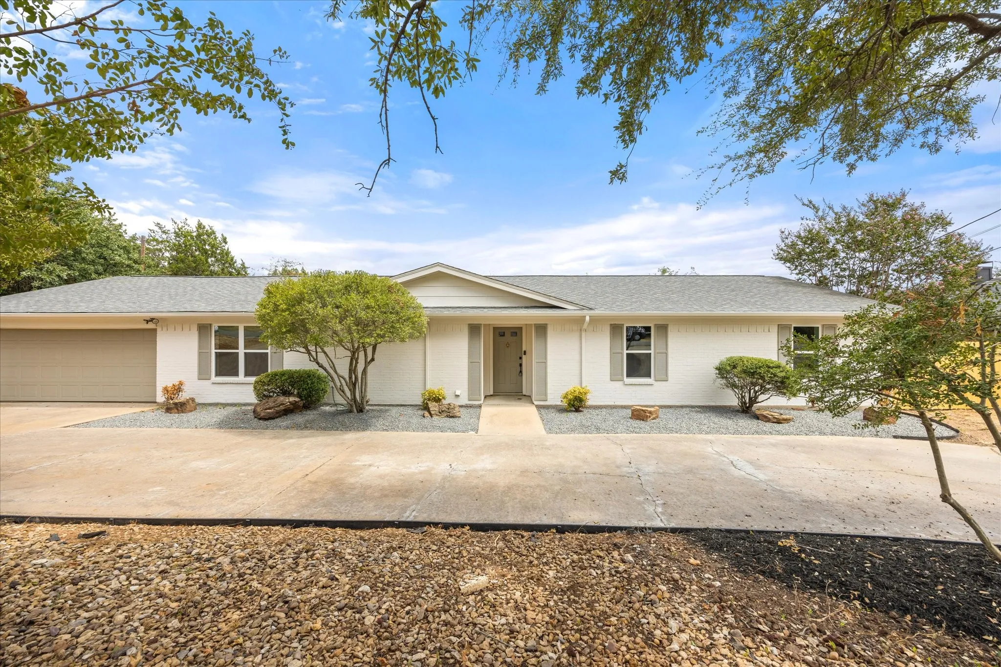 Single Family Residence For Sale in Hood County , 5105 Fairway Circle, De Cordova, Texas 76049, 3 Bedroom, 2 Bathroom, 2 Garage spaces, 1,940 Sqft, built in 1979, mls#21384090, Real Estate Agent in De Cordova, Homes For Sale in Hood county, Homes For Sale in De Cordova, Realtor in De Cordova Texas, Real Estate Brokerage Independent Realty Texas, Luminita Cordes Realtor