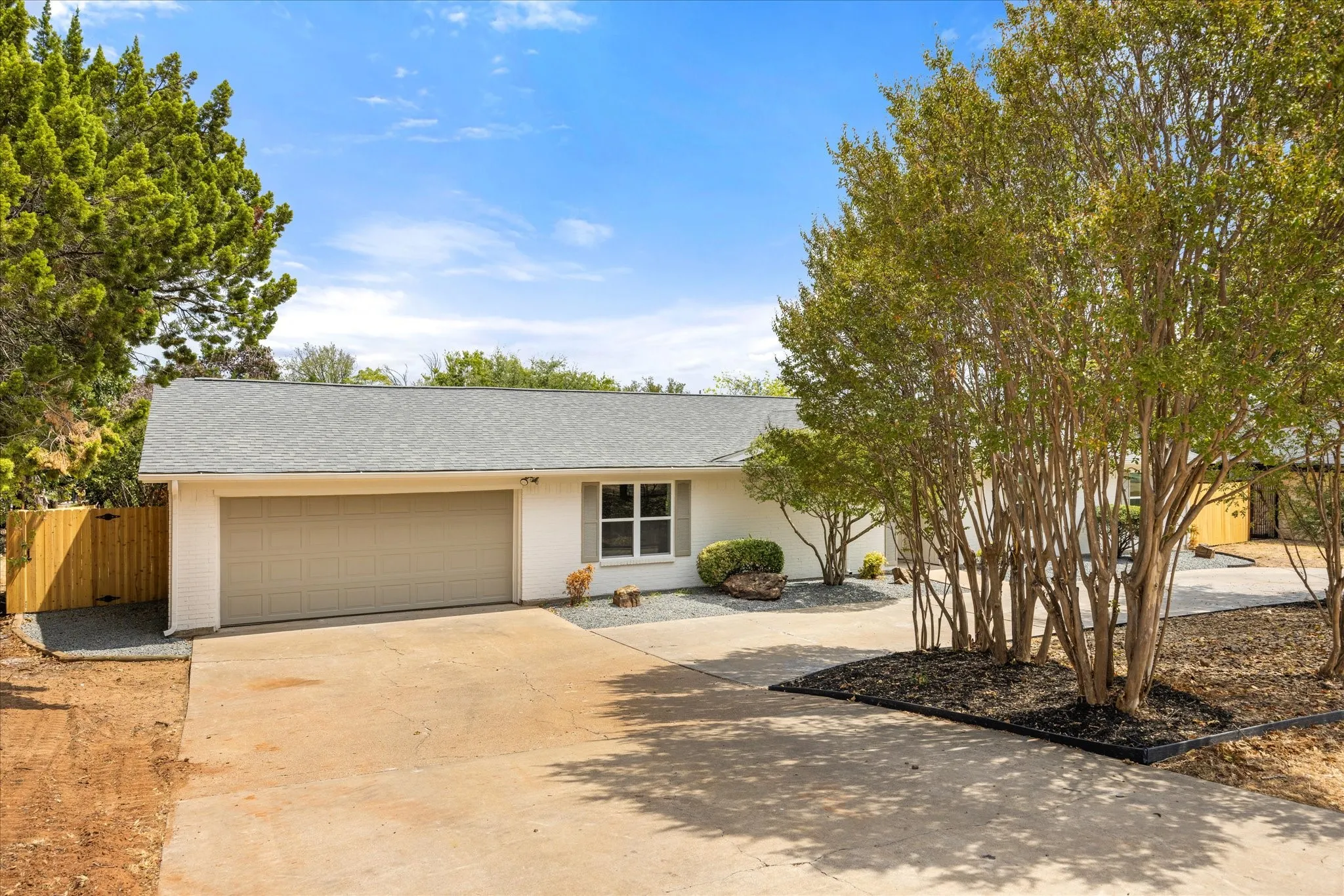Single Family Residence For Sale in Hood County , 5105 Fairway Circle, De Cordova, Texas 76049, 3 Bedroom, 2 Bathroom, 2 Garage spaces, 1,940 Sqft, built in 1979, mls#21384090, Real Estate Agent in De Cordova, Homes For Sale in Hood county, Homes For Sale in De Cordova, Realtor in De Cordova Texas, Real Estate Brokerage Independent Realty Texas, Luminita Cordes Realtor