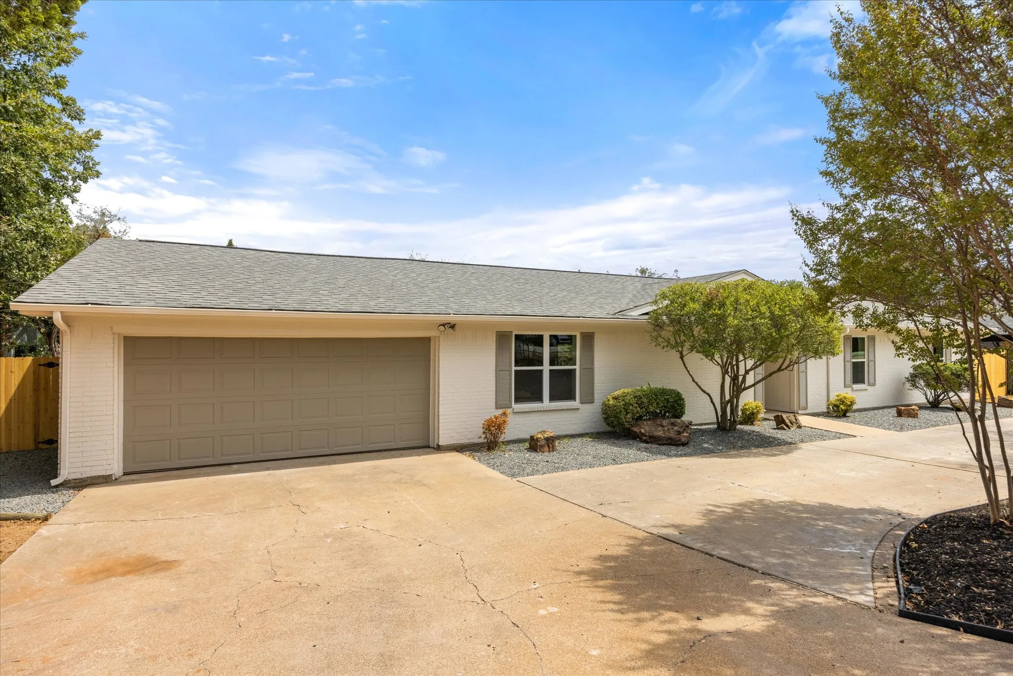 Single Family Residence For Sale in Hood County , 5105 Fairway Circle, De Cordova, Texas 76049, 3 Bedroom, 2 Bathroom, 2 Garage spaces, 1,940 Sqft, built in 1979, mls#21384090, Real Estate Agent in De Cordova, Homes For Sale in Hood county, Homes For Sale in De Cordova, Realtor in De Cordova Texas, Real Estate Brokerage Independent Realty Texas, Luminita Cordes Realtor