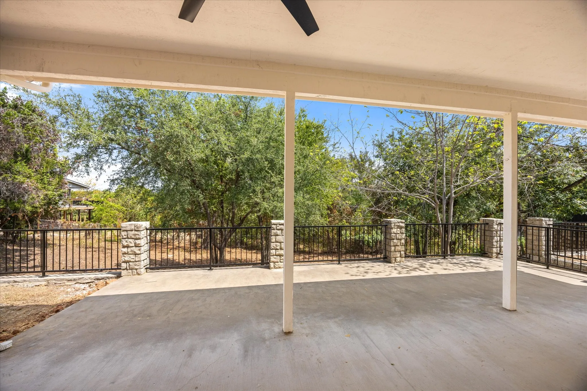 Single Family Residence For Sale in Hood County , 5105 Fairway Circle, De Cordova, Texas 76049, 3 Bedroom, 2 Bathroom, 2 Garage spaces, 1,940 Sqft, built in 1979, mls#21384090, Real Estate Agent in De Cordova, Homes For Sale in Hood county, Homes For Sale in De Cordova, Realtor in De Cordova Texas, Real Estate Brokerage Independent Realty Texas, Luminita Cordes Realtor