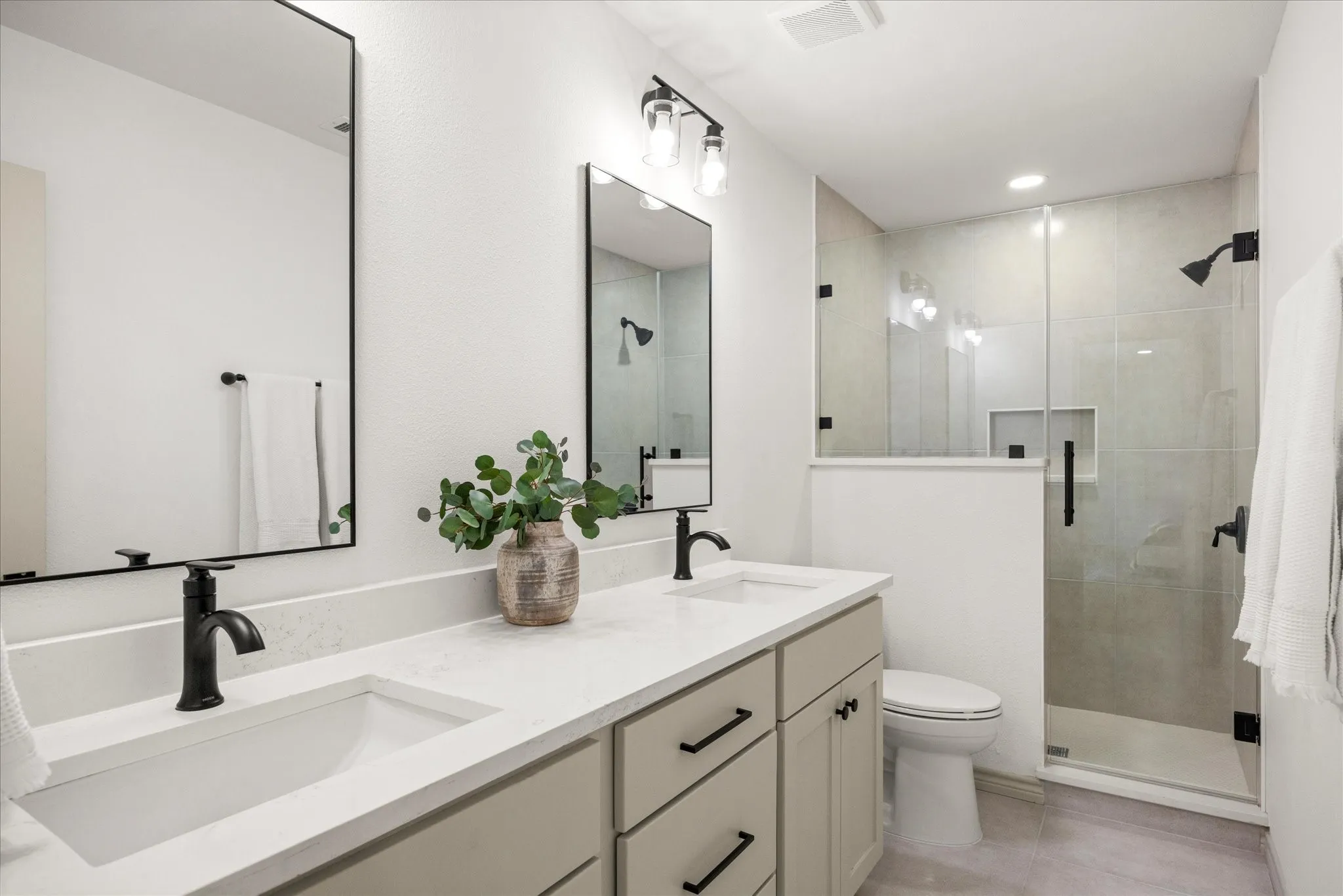 Single Family Residence For Sale in Hood County , 5105 Fairway Circle, De Cordova, Texas 76049, 3 Bedroom, 2 Bathroom, 2 Garage spaces, 1,940 Sqft, built in 1979, mls#21384090, Real Estate Agent in De Cordova, Homes For Sale in Hood county, Homes For Sale in De Cordova, Realtor in De Cordova Texas, Real Estate Brokerage Independent Realty Texas, Luminita Cordes Realtor