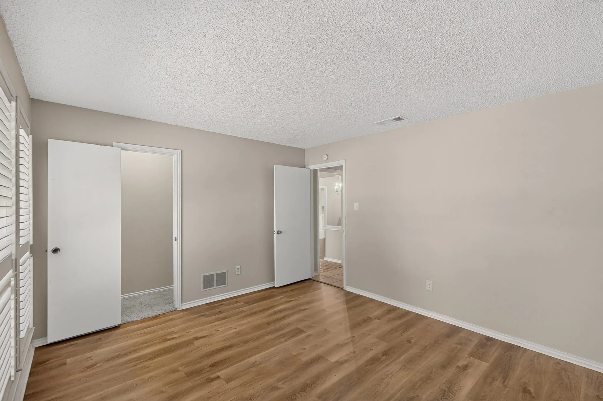 Wood-finish flooring with neutral wall tones