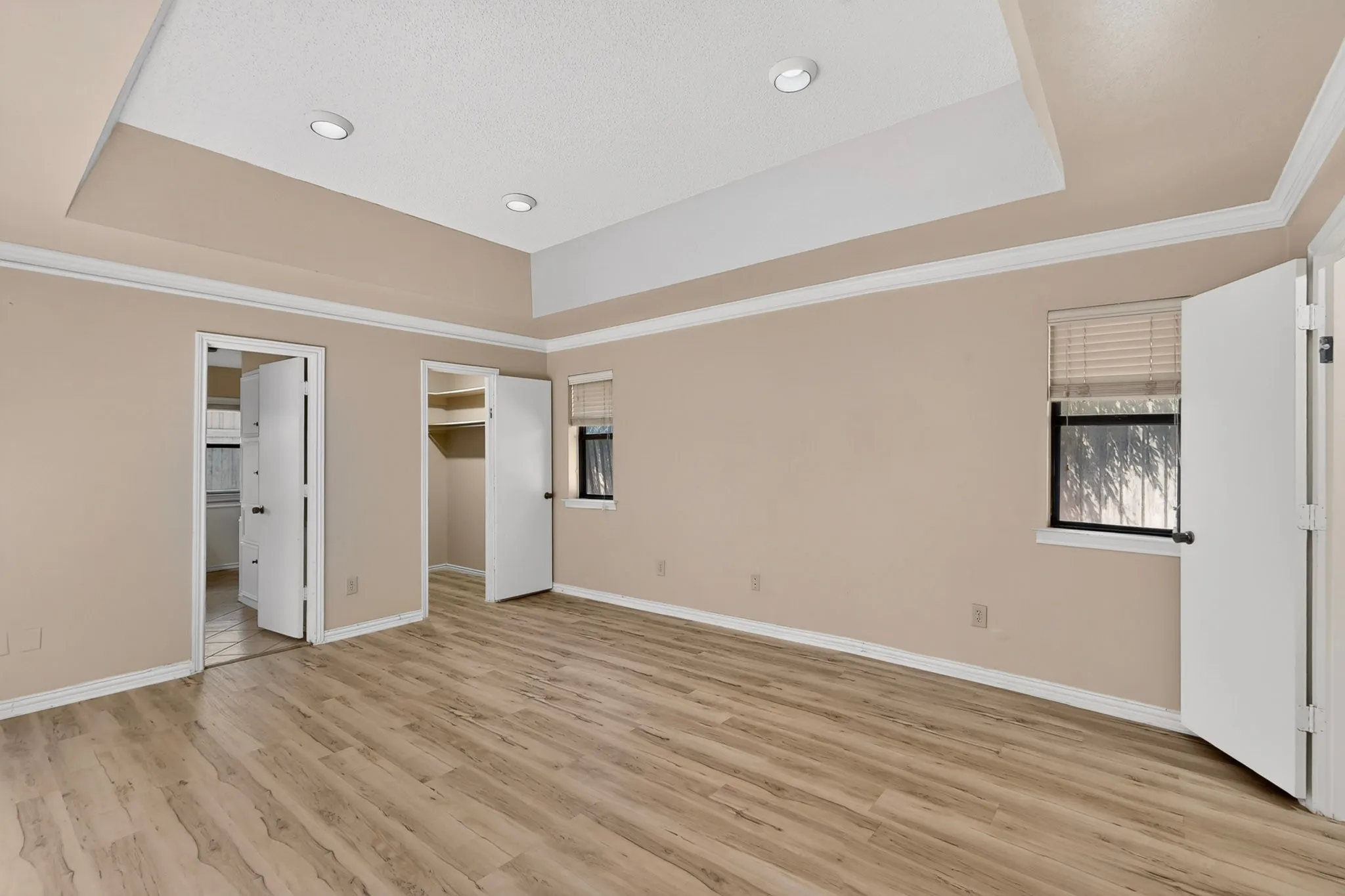 Tray ceiling with recessed lighting