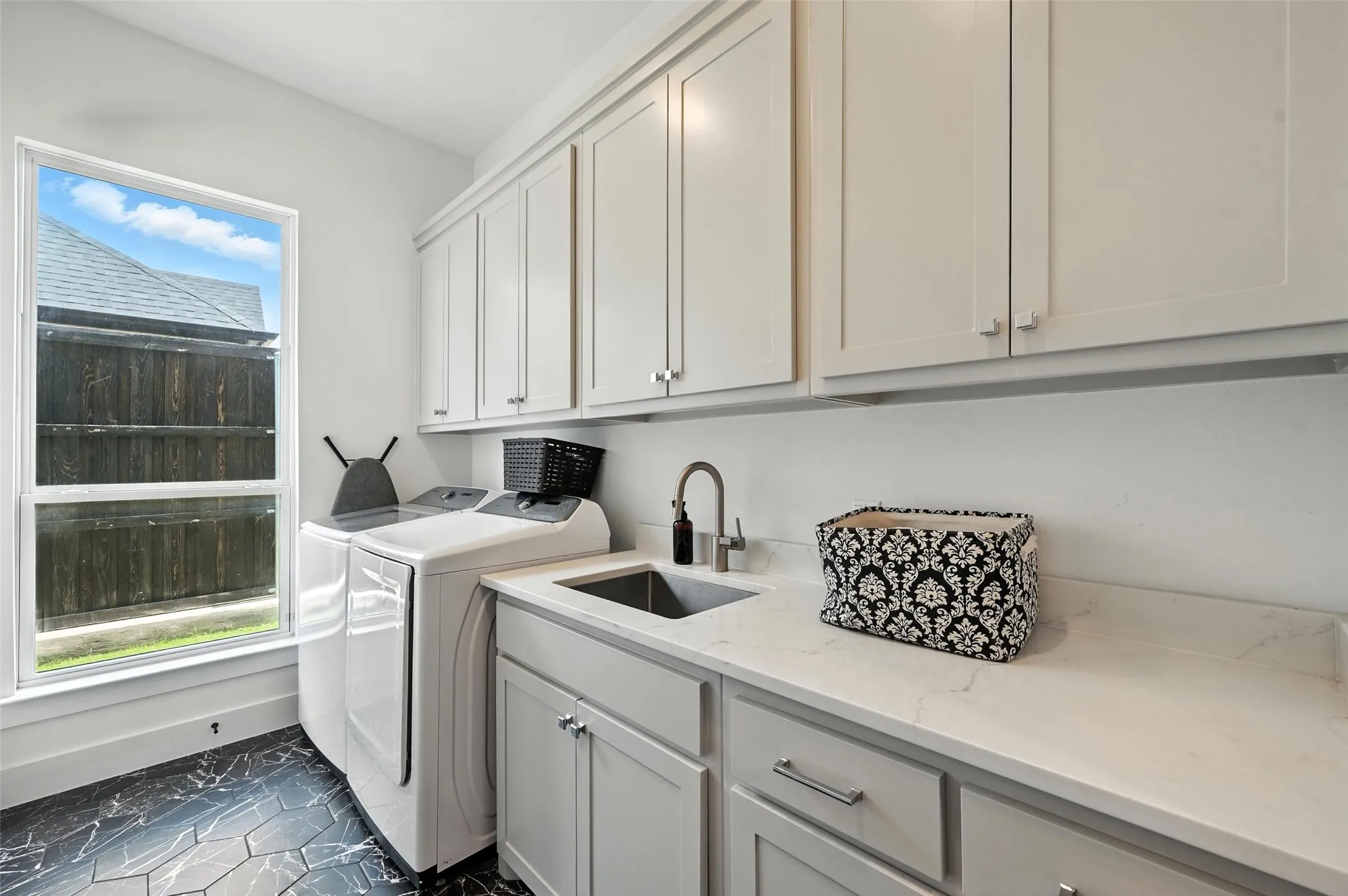 Single Family Residence For Rent in Tarrant County , 5105 Havana Drive, Mansfield, Texas 76063, 4 Bedroom, 4 Bathroom, 3 Garage spaces, 3,718 Sqft, built in 2021, mls#21386818, Real Estate Agent in Mansfield, Homes For Rent in Tarrant county, Homes For Rent in Mansfield, Realtor in Mansfield Texas, Real Estate Brokerage Independent Realty Texas, Luminita Cordes Realtor