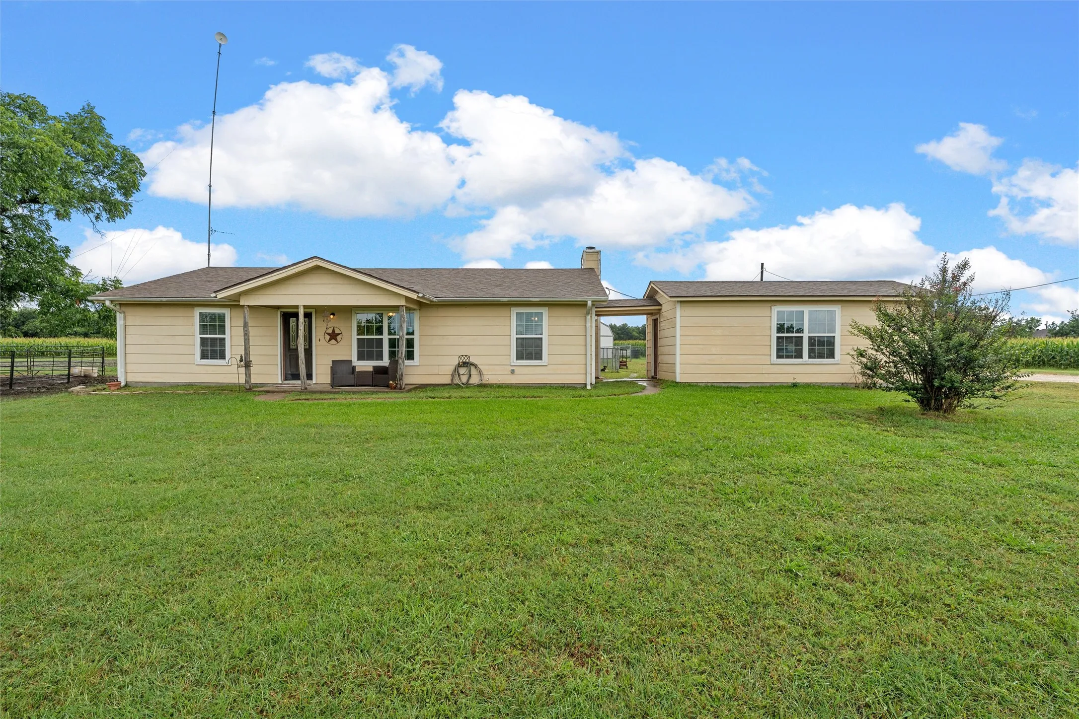 Single Family Residence For Rent in Hill County , 2851 Fm 339, Mount Calm, Texas 76673, 3 Bedroom, 1 Bathroom, 1 Garage spaces, 1,334 Sqft, built in 1991, mls#21385025, Real Estate Agent in Mount Calm, Homes For Rent in Hill county, Homes For Rent in Mount Calm, Realtor in Mount Calm Texas, Real Estate Brokerage Independent Realty Texas, Luminita Cordes Realtor